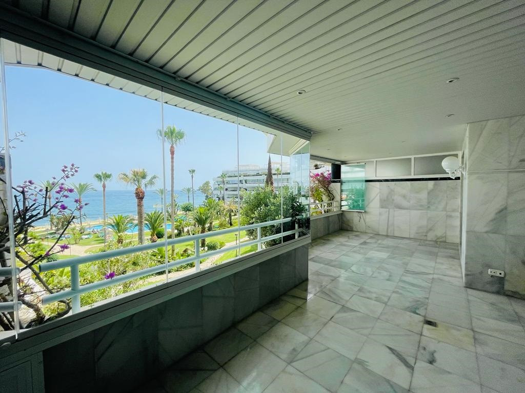 Sea views from this stunning 3 bedroom frontline beach apartment in Playa Esmeralda