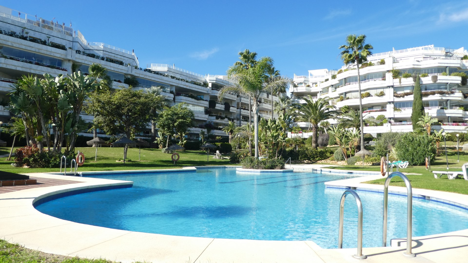 Sea views from this stunning 3 bedroom frontline beach apartment in Playa Esmeralda