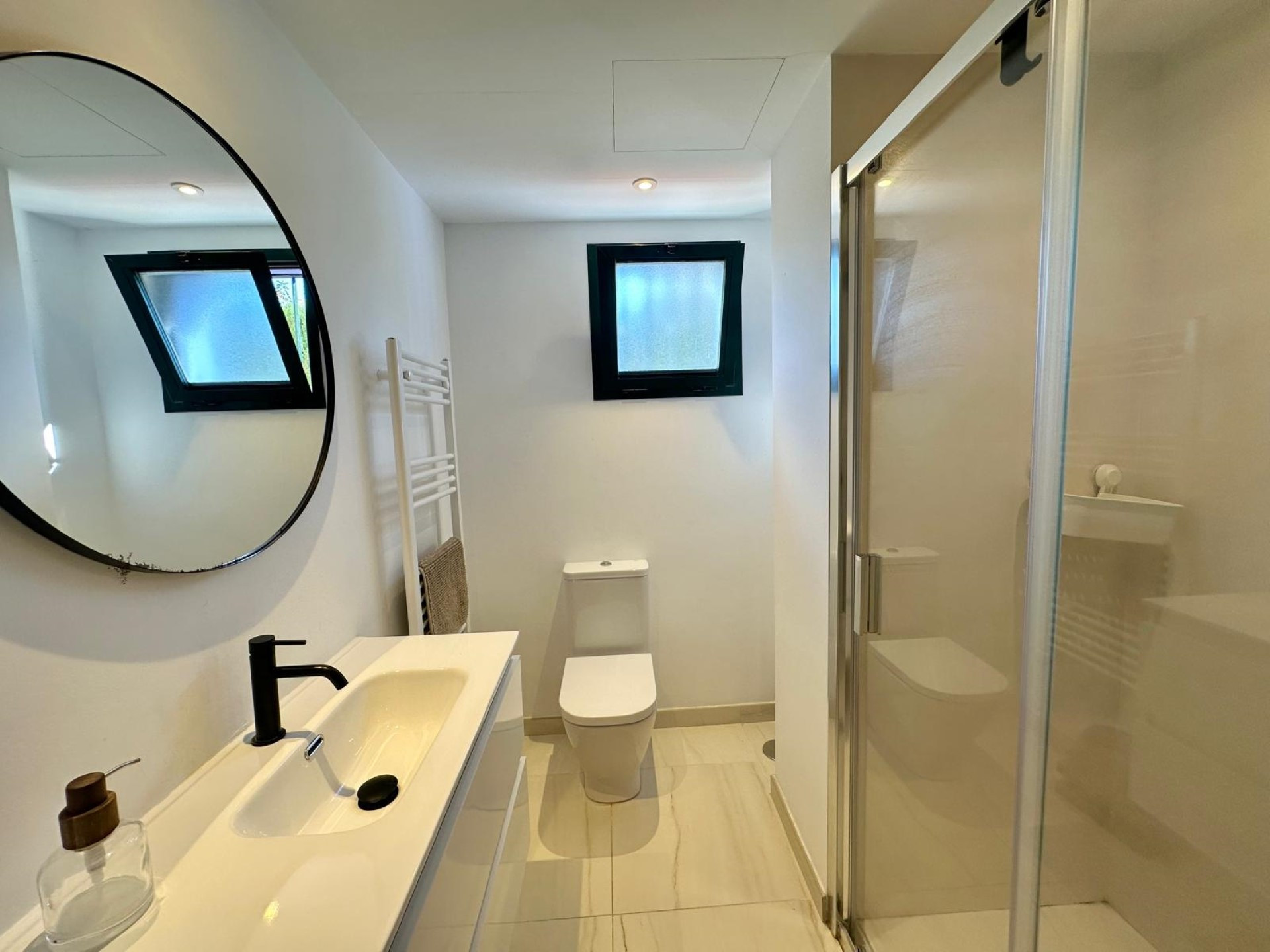 Elegante apartamento en planta baja junto a la playa en Las Arenas, San Pedro de Alcántara