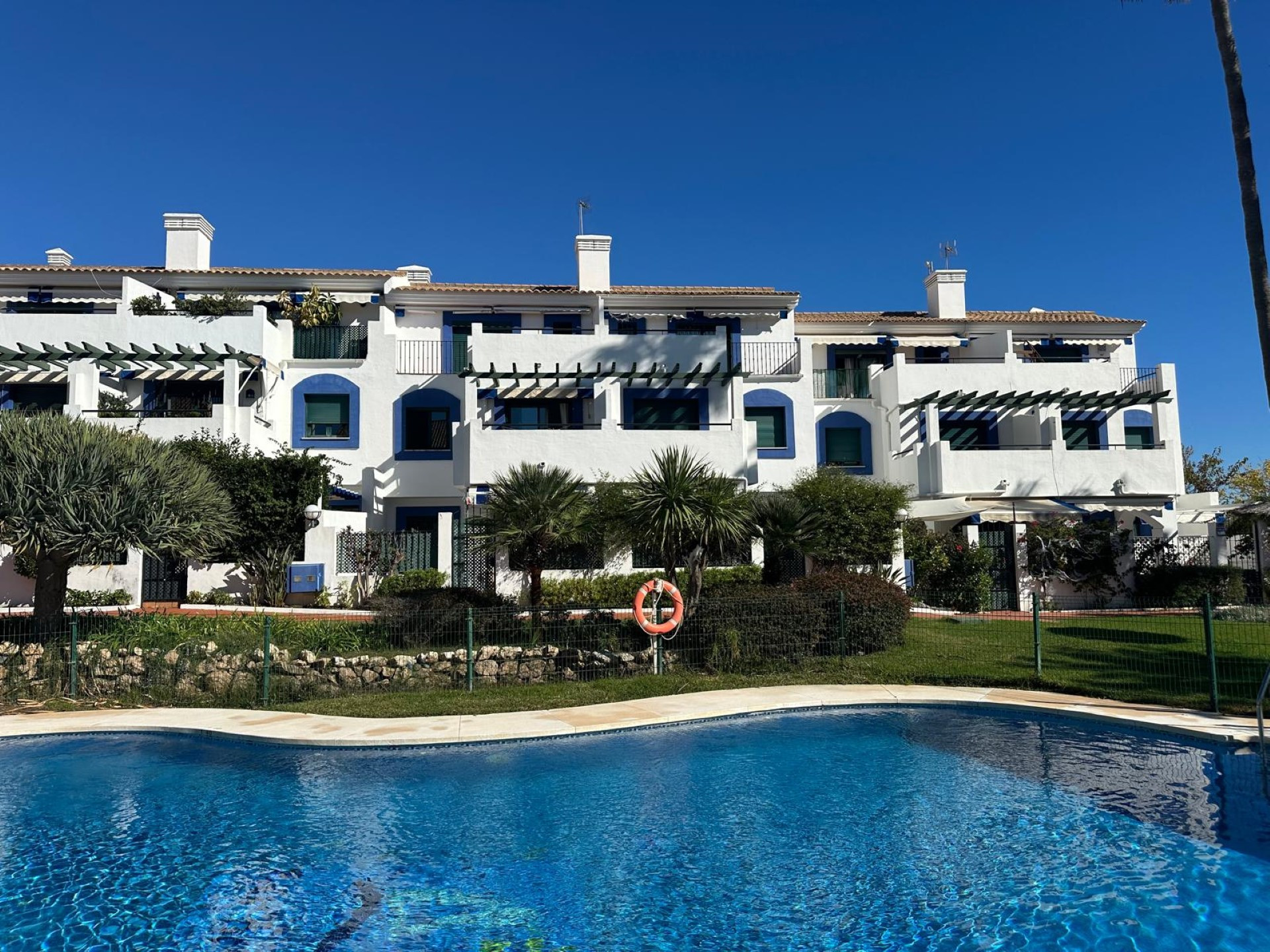 Elegante apartamento en planta baja junto a la playa en Las Arenas, San Pedro de Alcántara