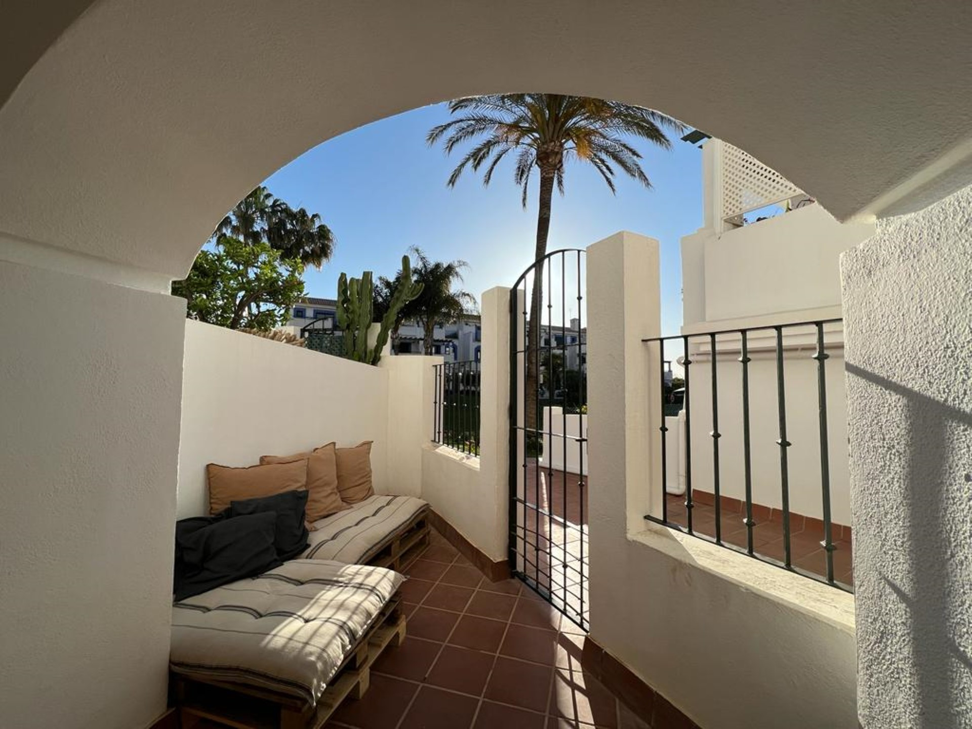 Apartamento de 3 dormitorios en planta baja en San Pedro de Alcántara, Marbella