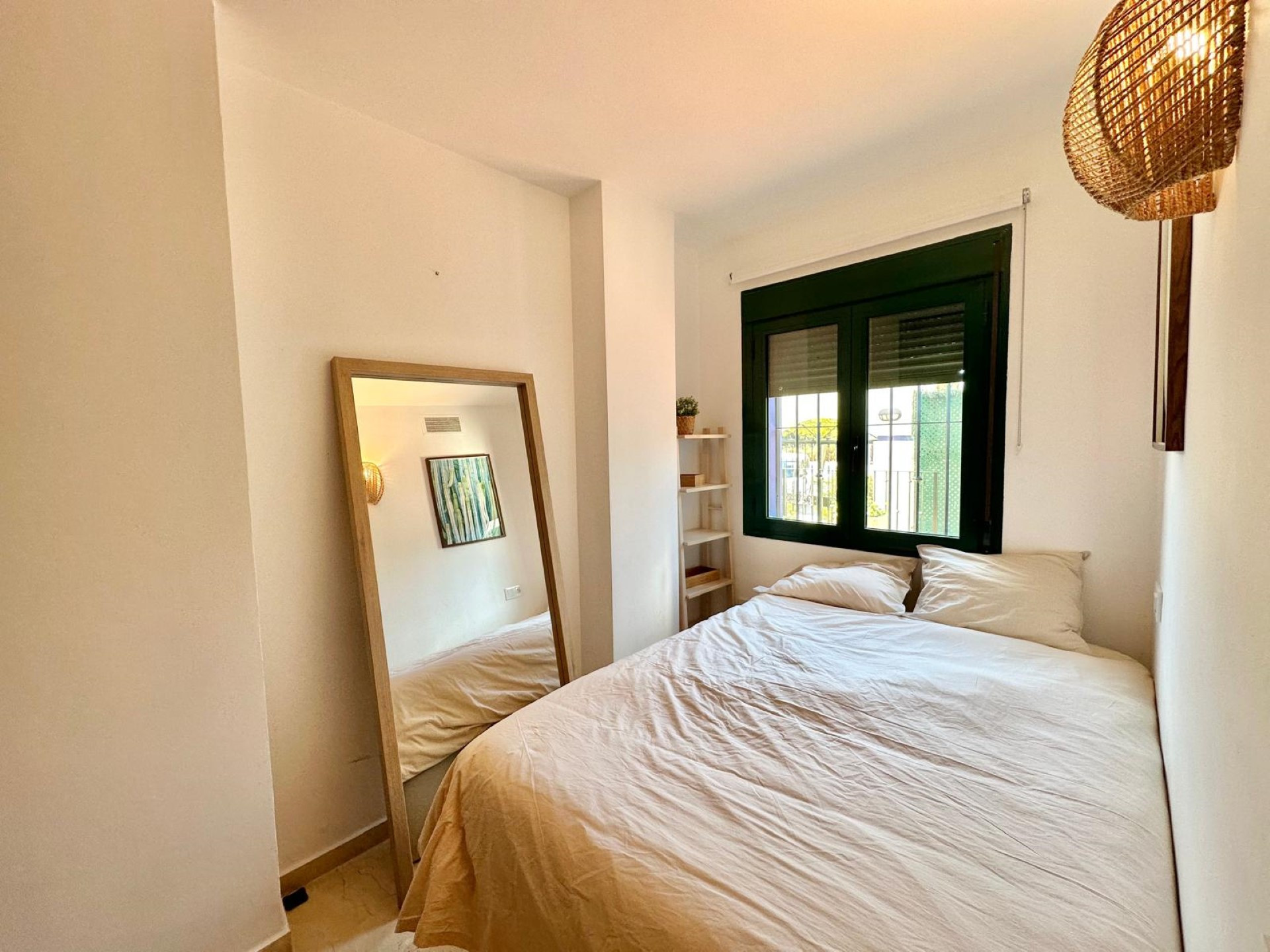 Elegante apartamento en planta baja junto a la playa en Las Arenas, San Pedro de Alcántara