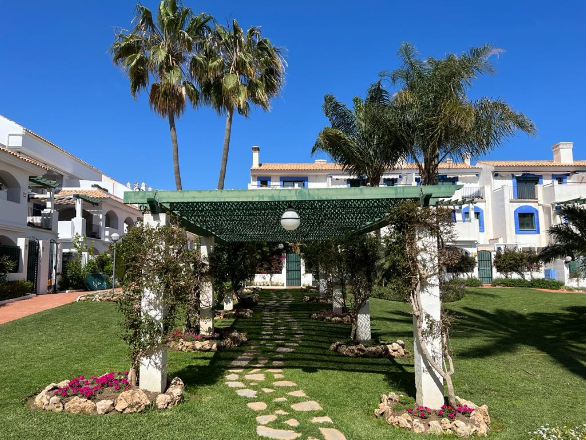 Apartamento de 3 dormitorios en planta baja en San Pedro de Alcántara, Marbella