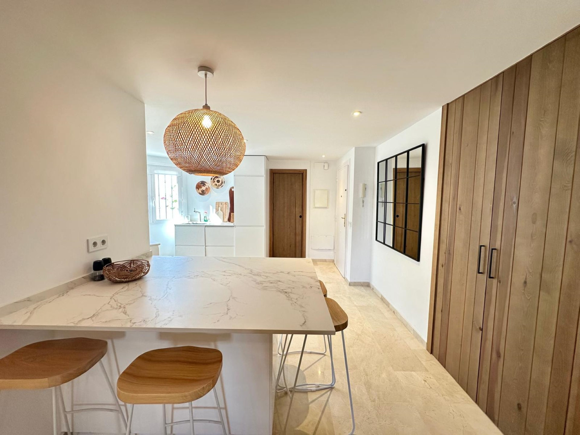 Elegante apartamento en planta baja junto a la playa en Las Arenas, San Pedro de Alcántara