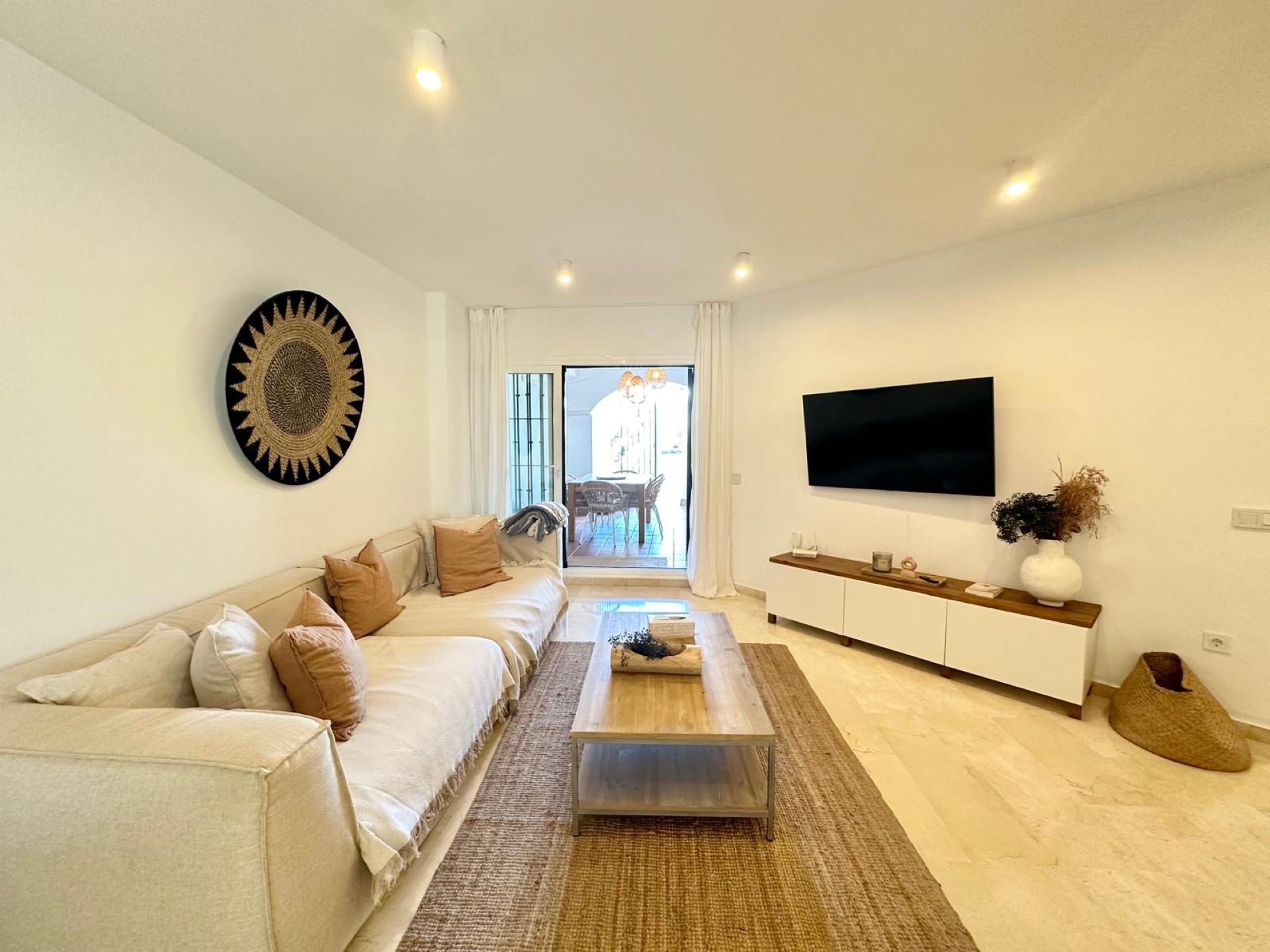 Elegante apartamento en planta baja junto a la playa en Las Arenas, San Pedro de Alcántara