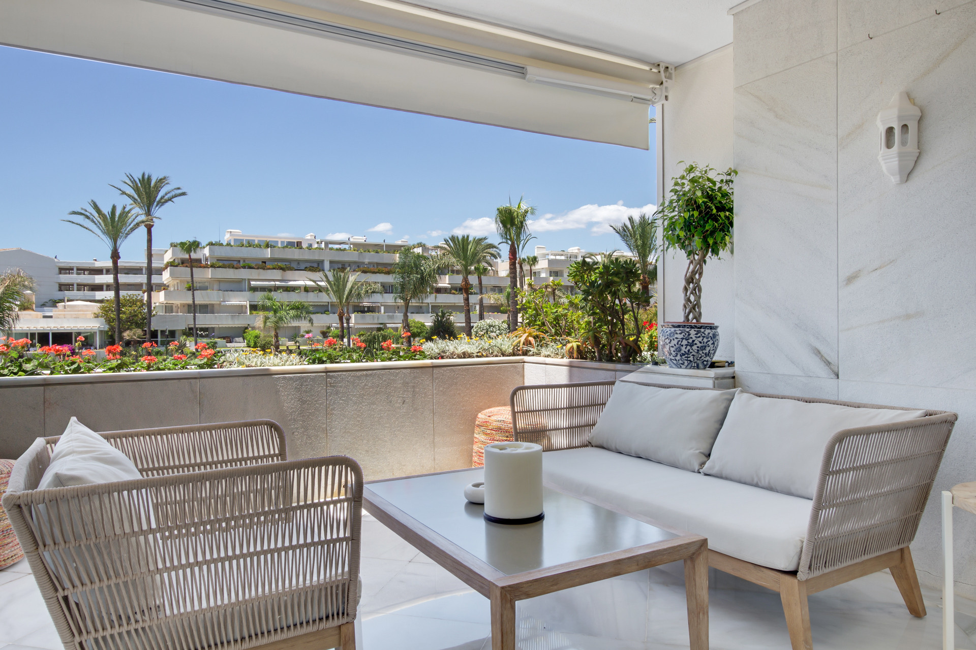 A stunning 2 bedroom beachfront apartment in Los Granados, Puerto Banus