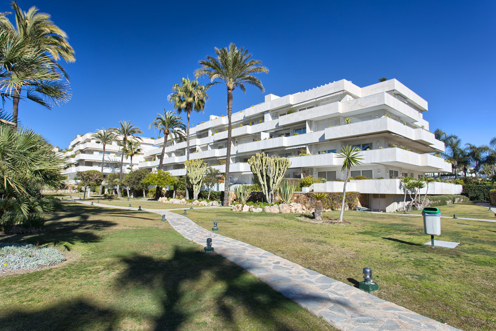 A stunning 2 bedroom beachfront apartment in Los Granados, Puerto Banus