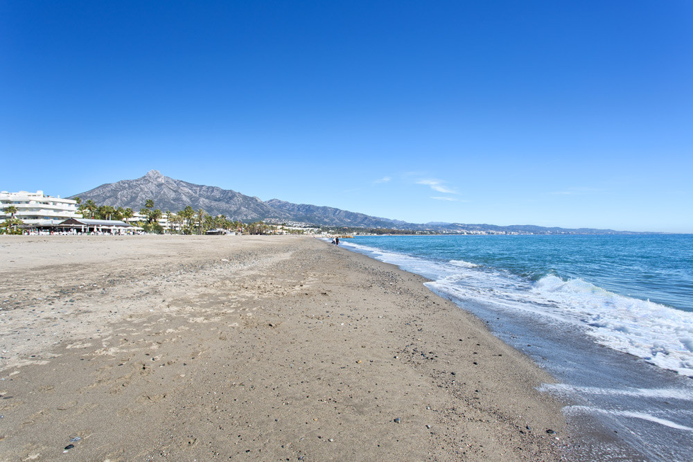 A stunning 2 bedroom beachfront apartment in Los Granados, Puerto Banus