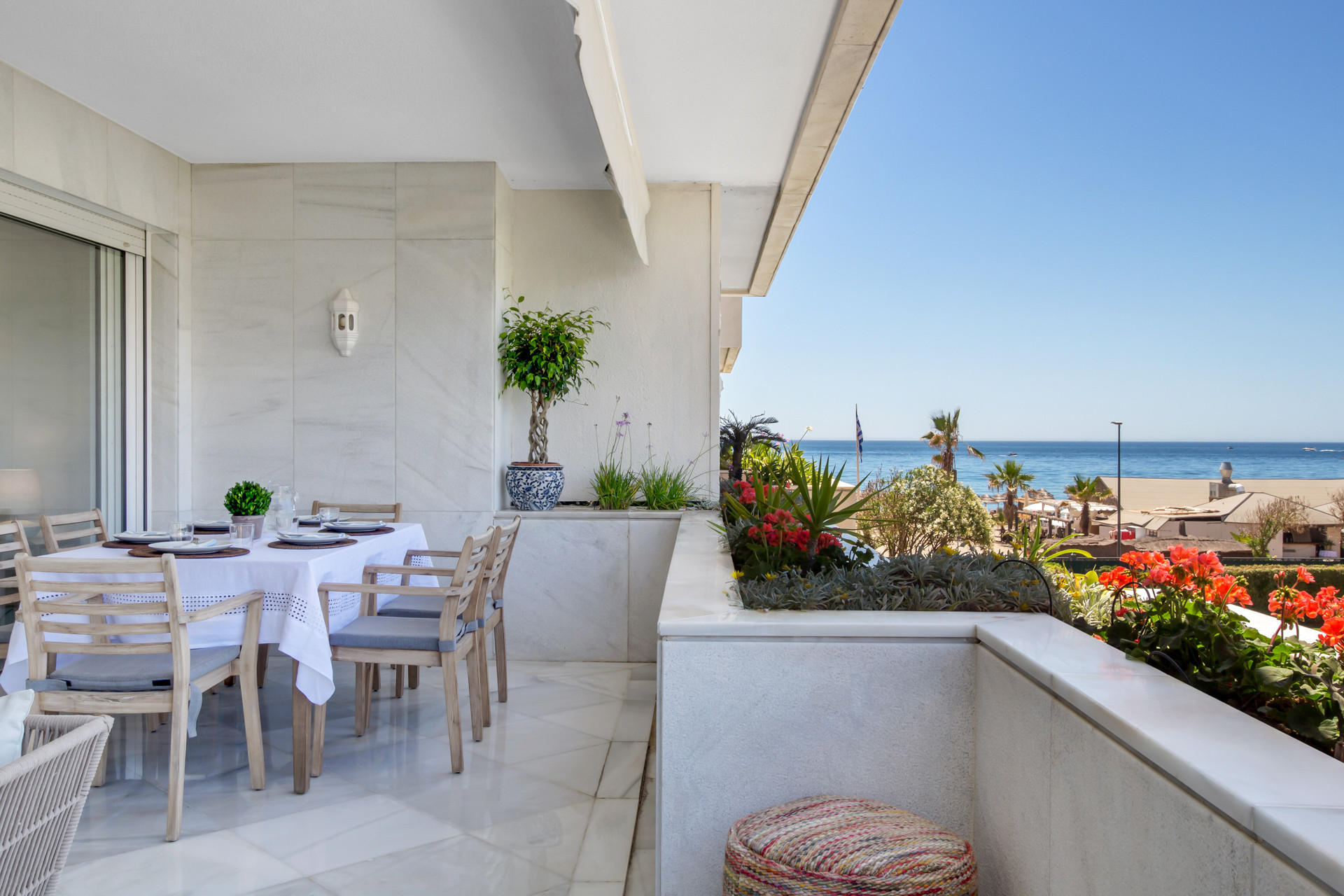 A stunning 2 bedroom beachfront apartment in Los Granados, Puerto Banus