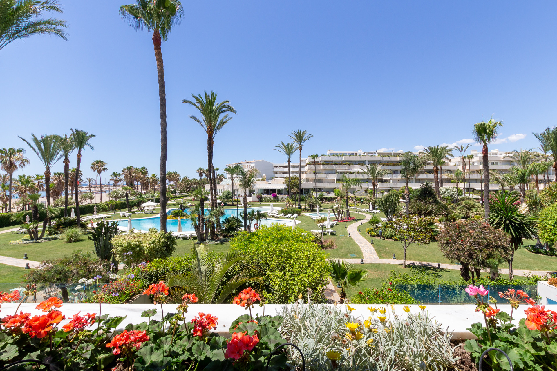 A stunning 2 bedroom beachfront apartment in Los Granados, Puerto Banus