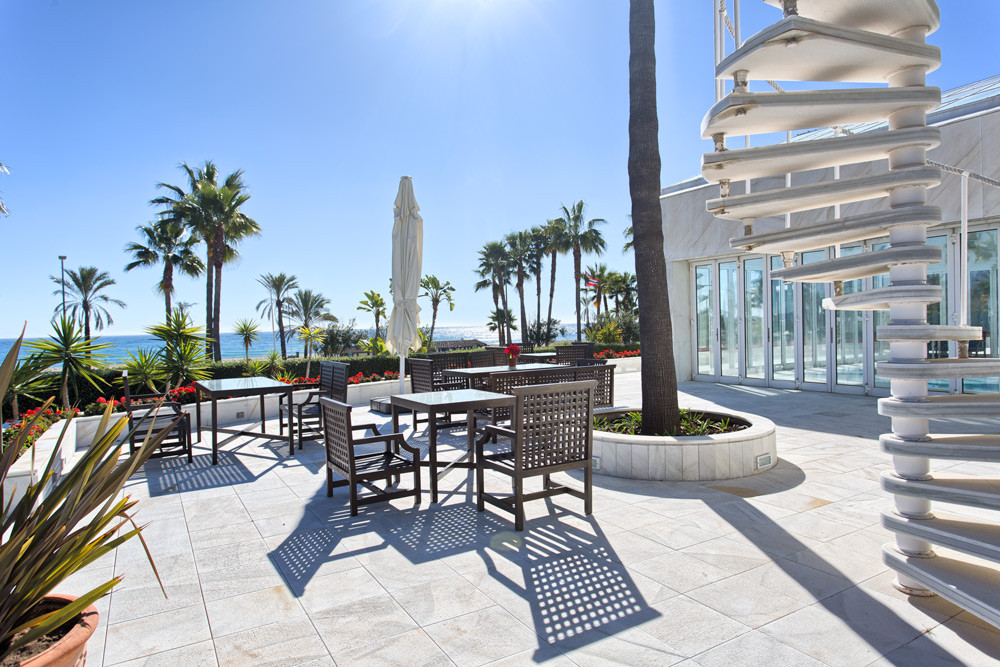 A stunning 2 bedroom beachfront apartment in Los Granados, Puerto Banus