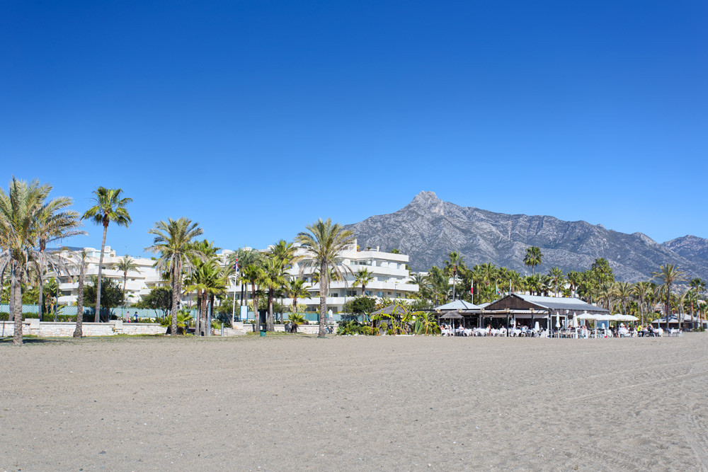 A stunning 2 bedroom beachfront apartment in Los Granados, Puerto Banus