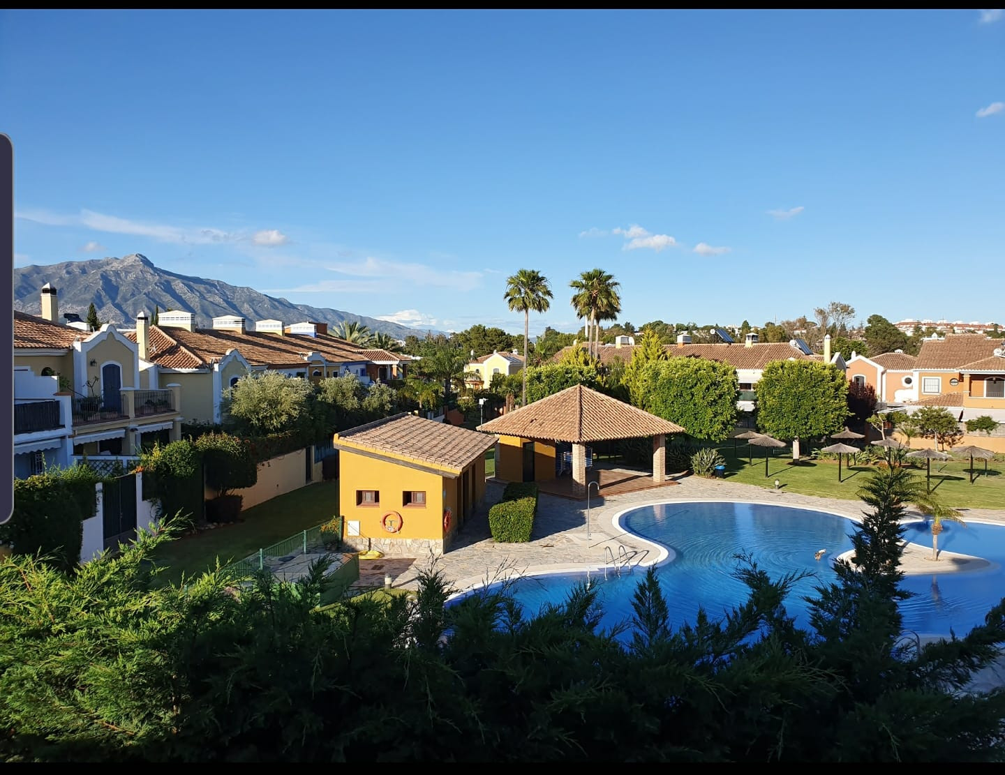 Adosada en venta de 4 dormitorios en la Urbanización Villas y Golf en Guadalmina Alta, Marbella.