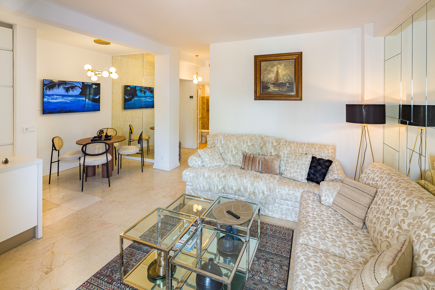 Apartamento de 2 dormitorios recientemente reformado en la Milla de Oro de Marbella