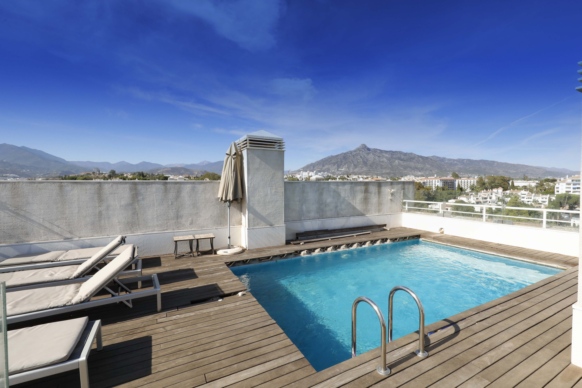 A stunning 6 bedroom duplex penthouse in El Embrujo Banus