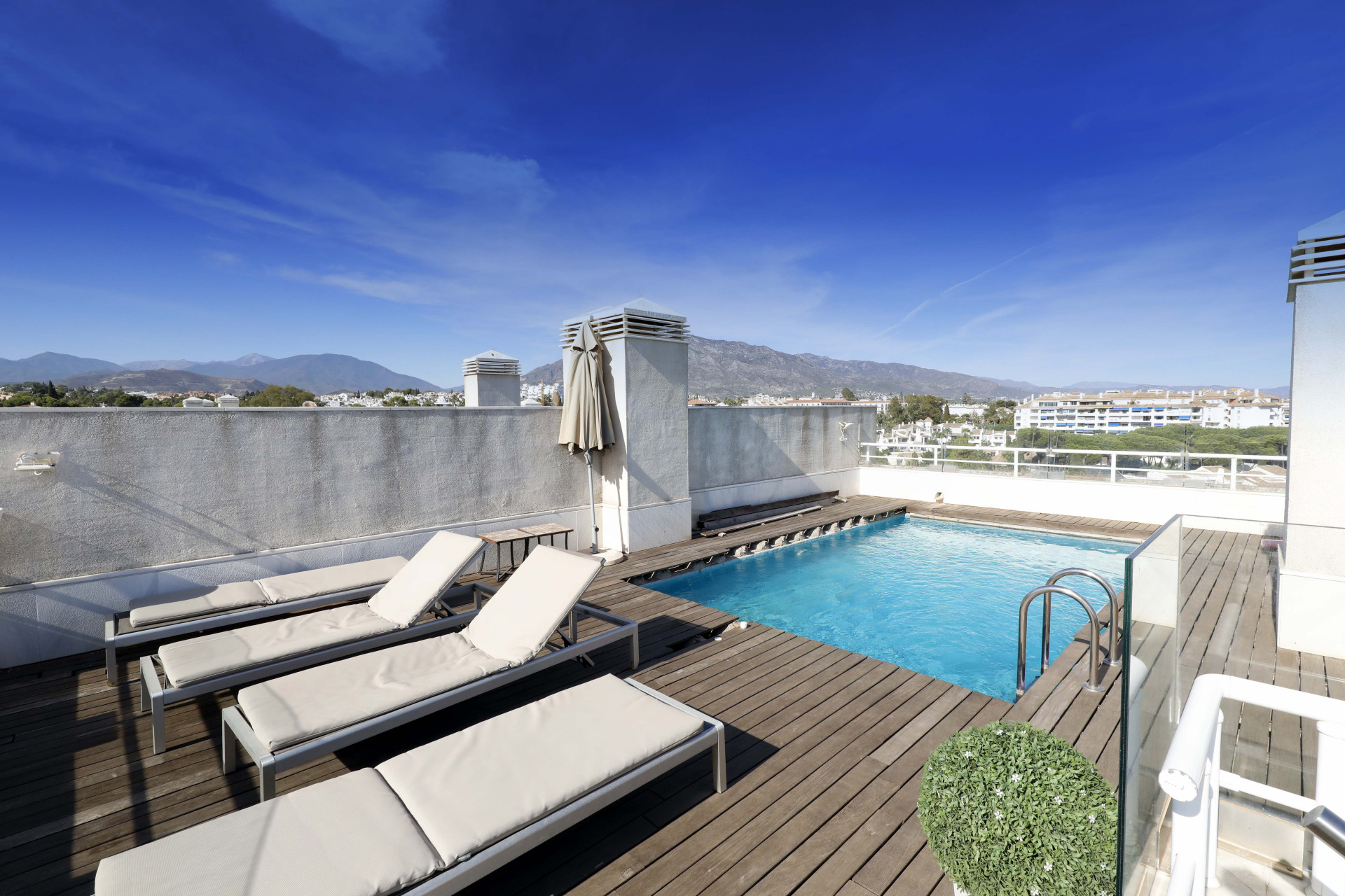 A stunning 6 bedroom duplex penthouse in El Embrujo Banus