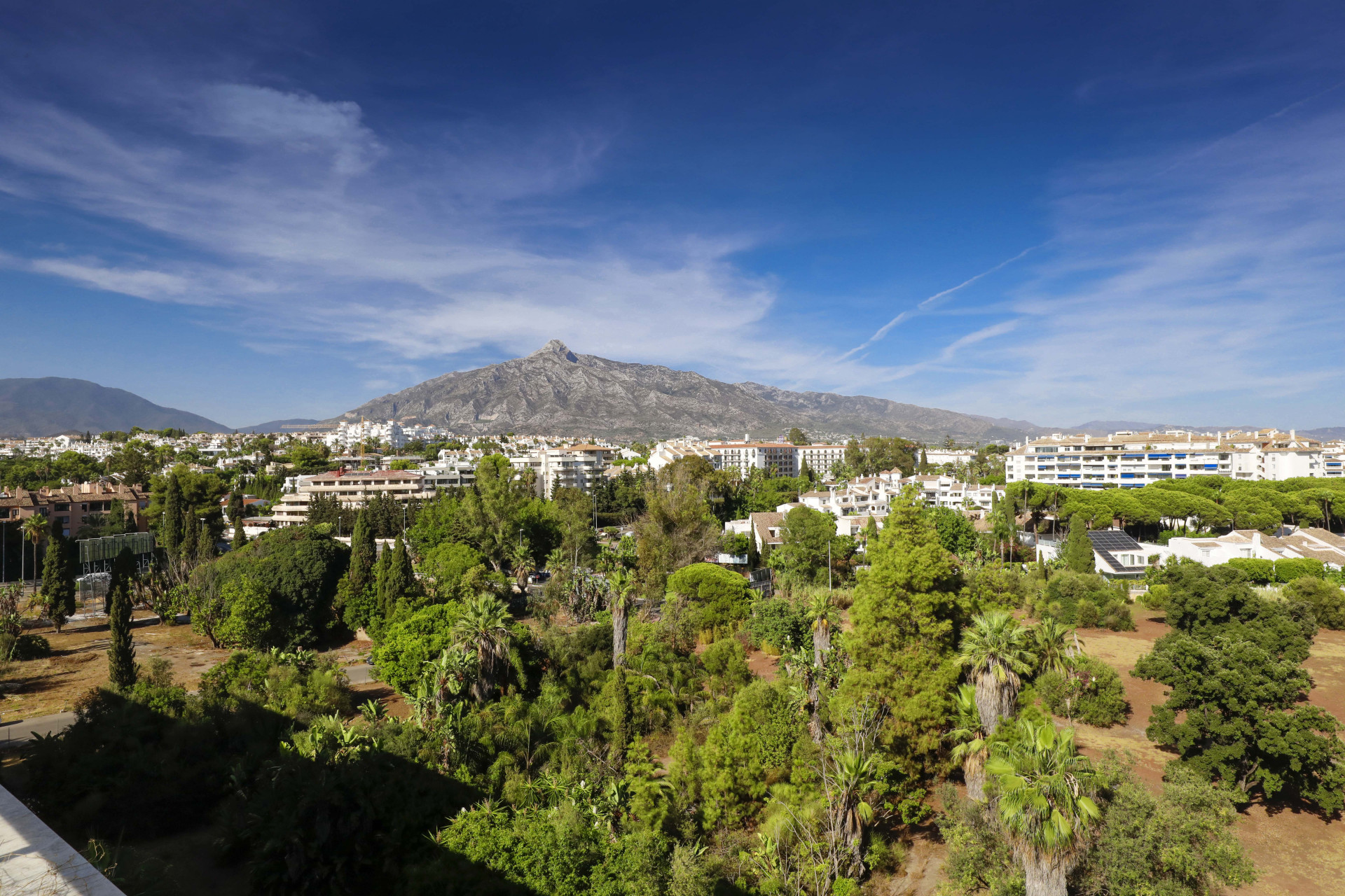 A stunning 6 bedroom duplex penthouse in El Embrujo Banus