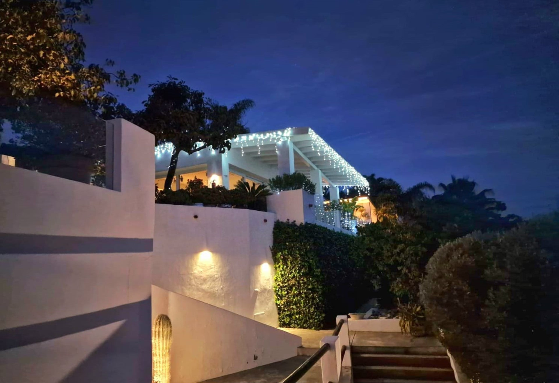 Villa de ensueño rodeada de naturaleza.