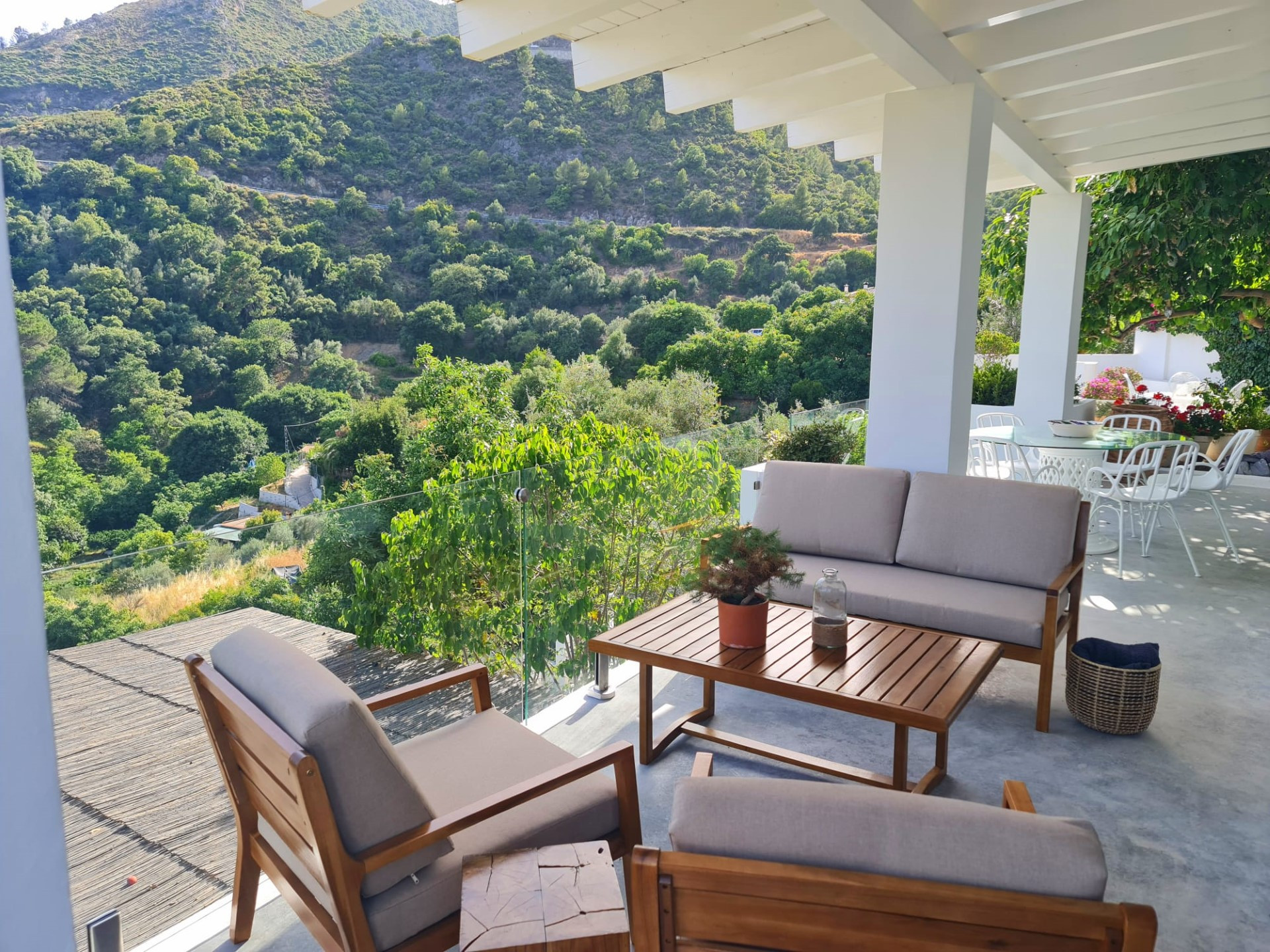Villa de ensueño rodeada de naturaleza.