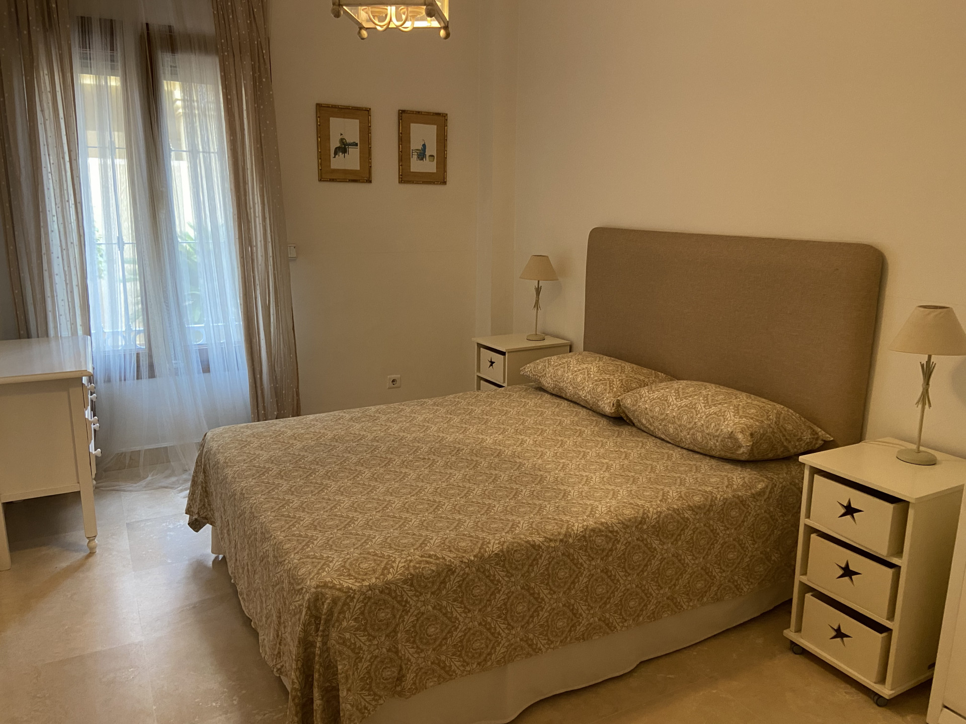 Espacioso apartamento en planta baja de 3 dormitorios en Nagüeles, Marbella