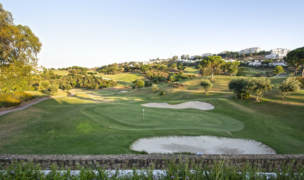 Parcelas para villas independientes con vistas al golf y a la montaña en La Cala Golf, Mijas Costa