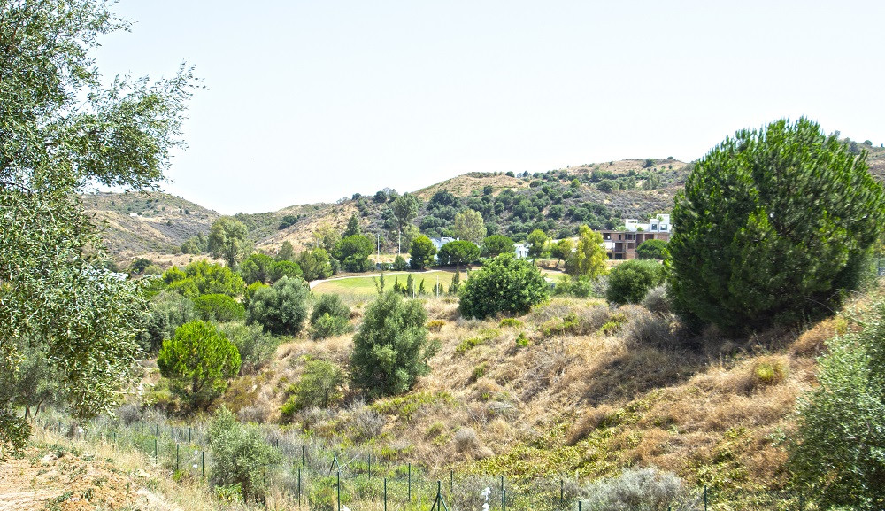 Plots for independent villas with golf and mountain views in La Cala Golf, Mijas Costa