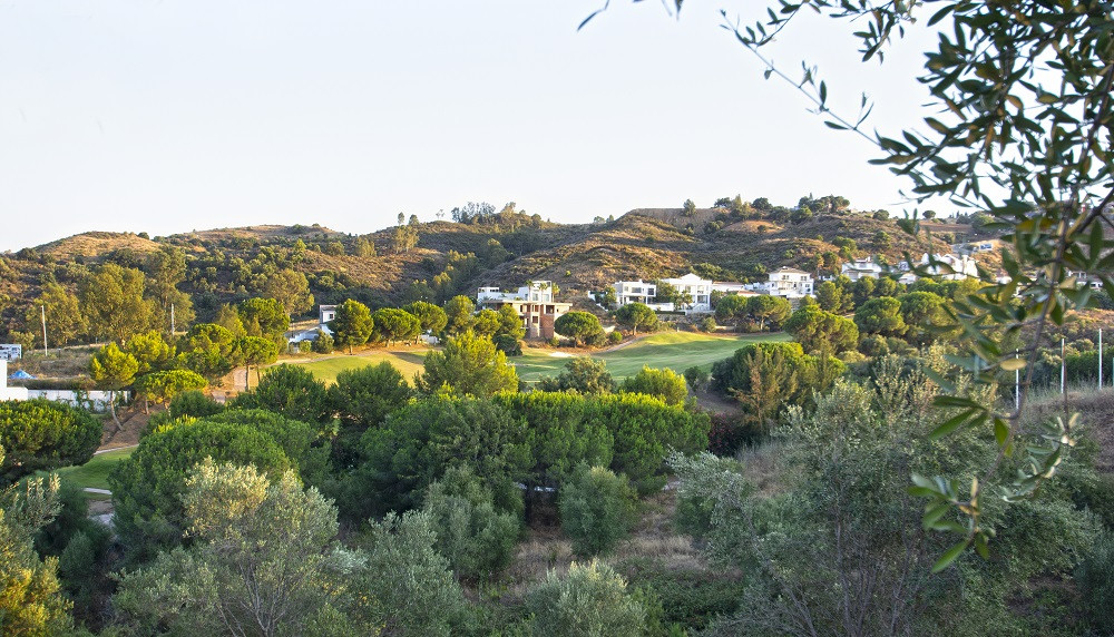 Parcelas para villas independientes con vistas al golf y a la montaña en La Cala Golf, Mijas Costa