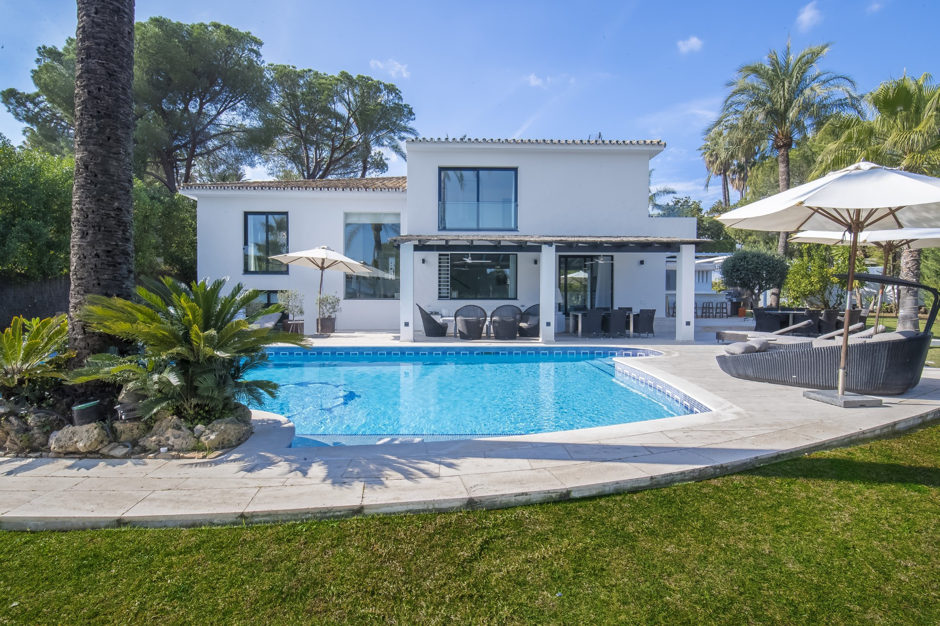 Spectacular contemporary 5 bedroom villa in Las Brisas