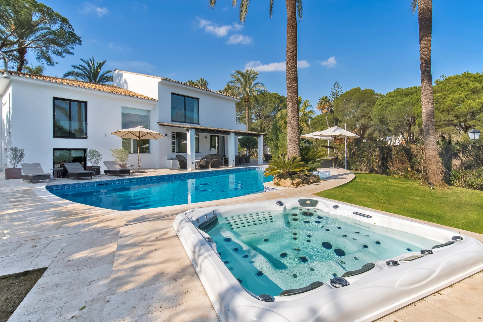 Spectacular contemporary villa for sale and rent in Las Brisas