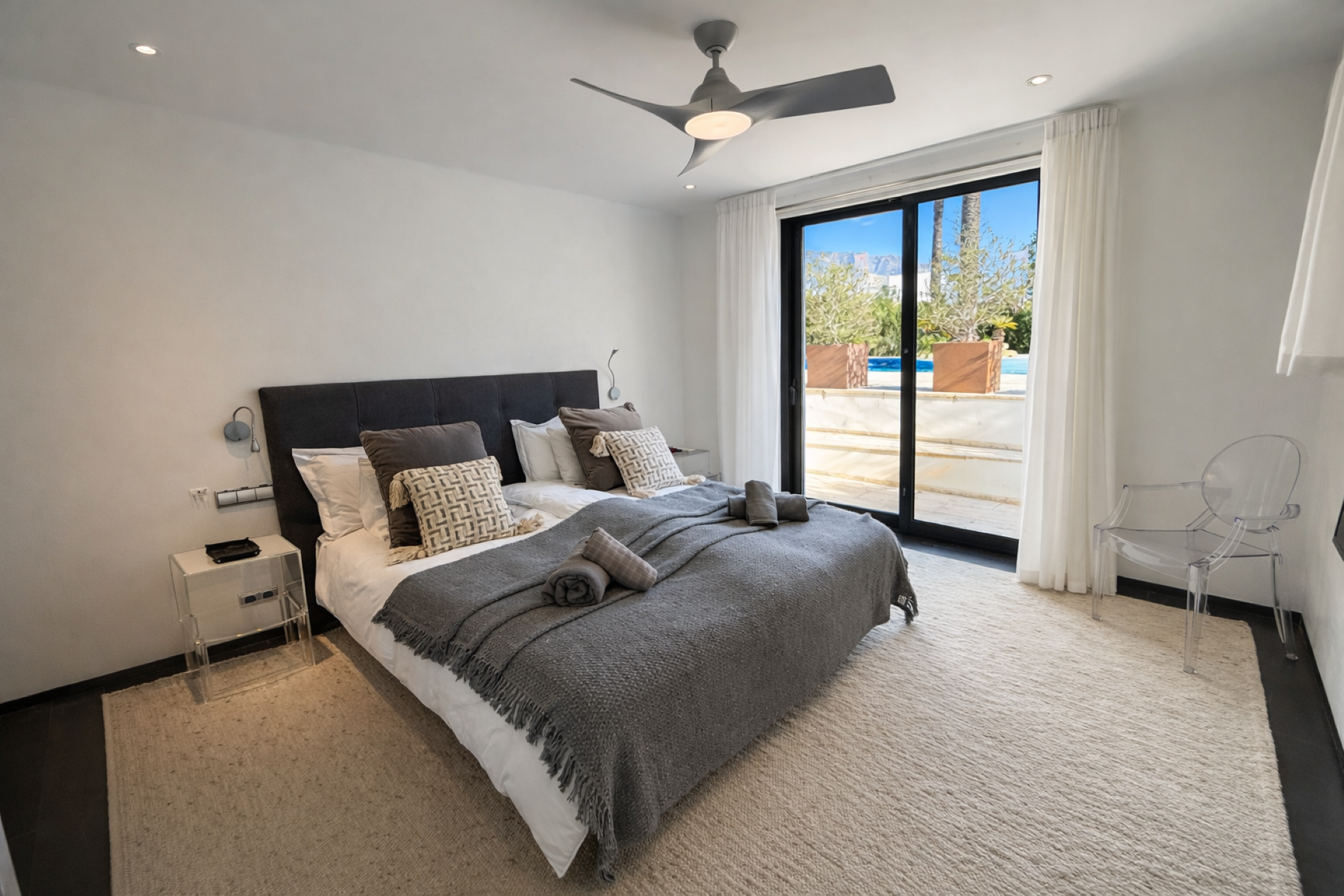 Spectacular contemporary 5 bedroom villa in Las Brisas