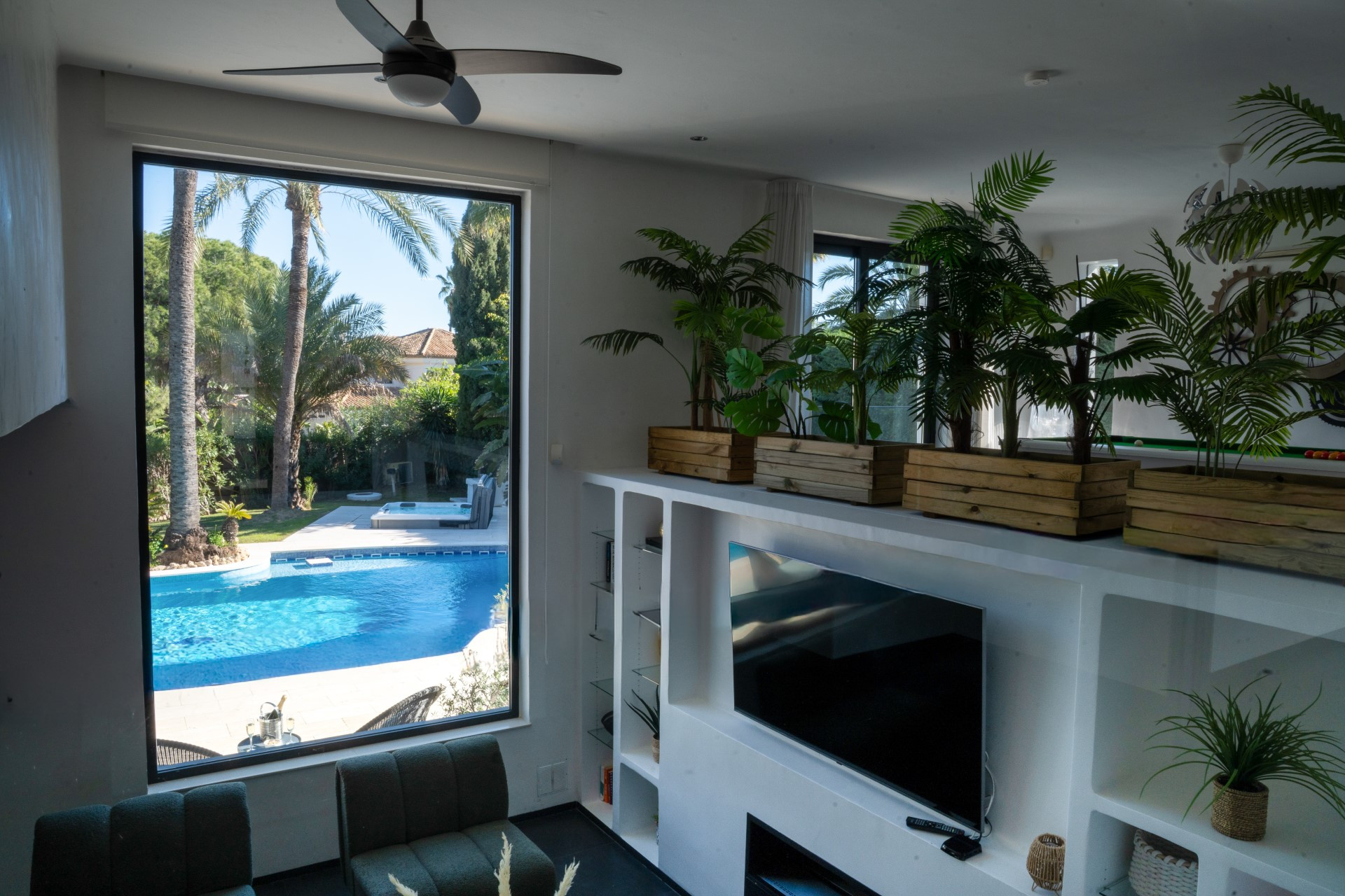 Spectacular contemporary 5 bedroom villa in Las Brisas