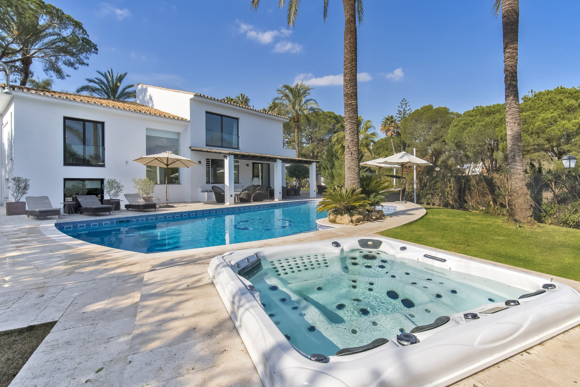 Spectacular contemporary 5 bedroom villa in Las Brisas