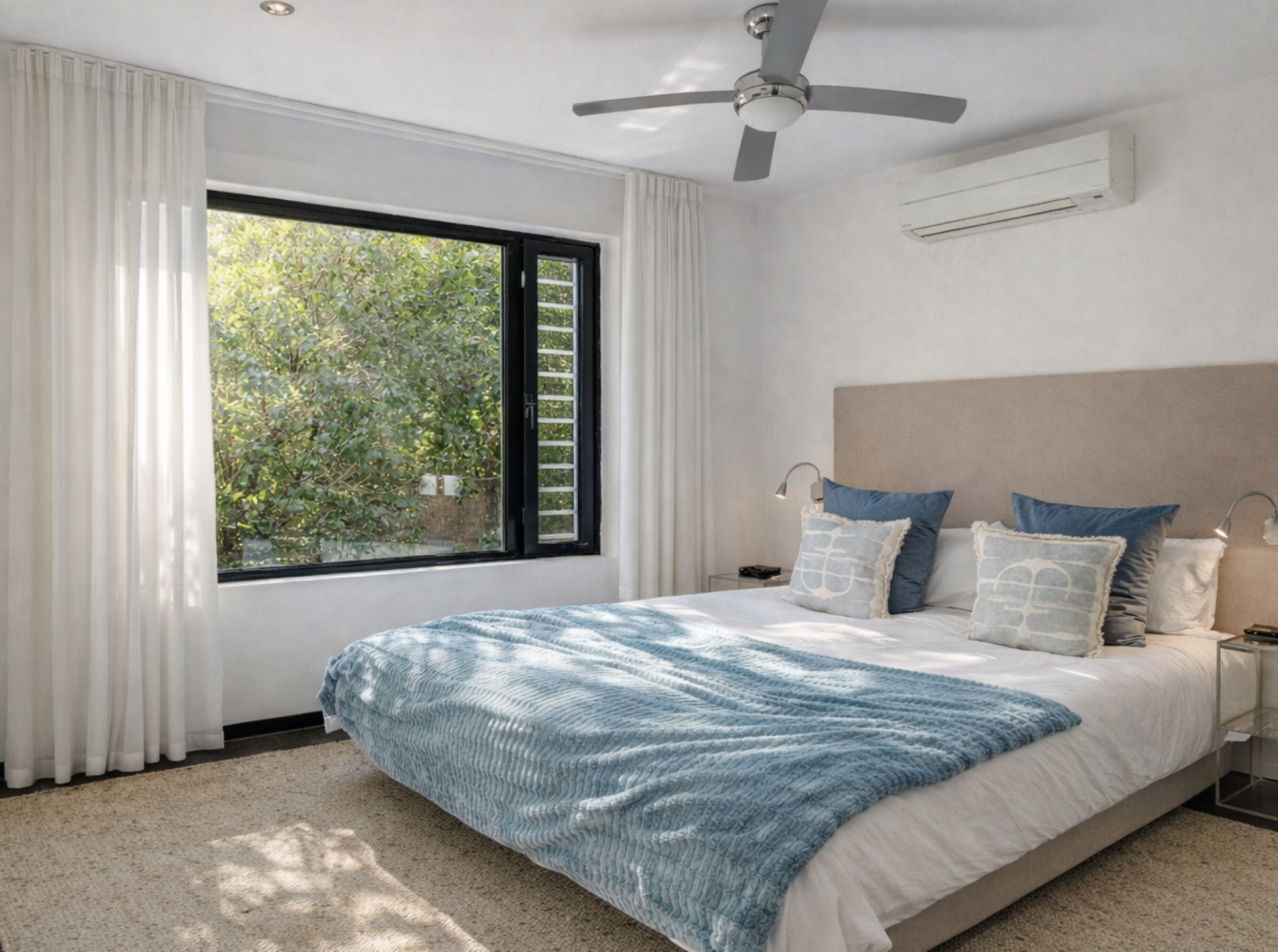 Spectacular contemporary 5 bedroom villa in Las Brisas