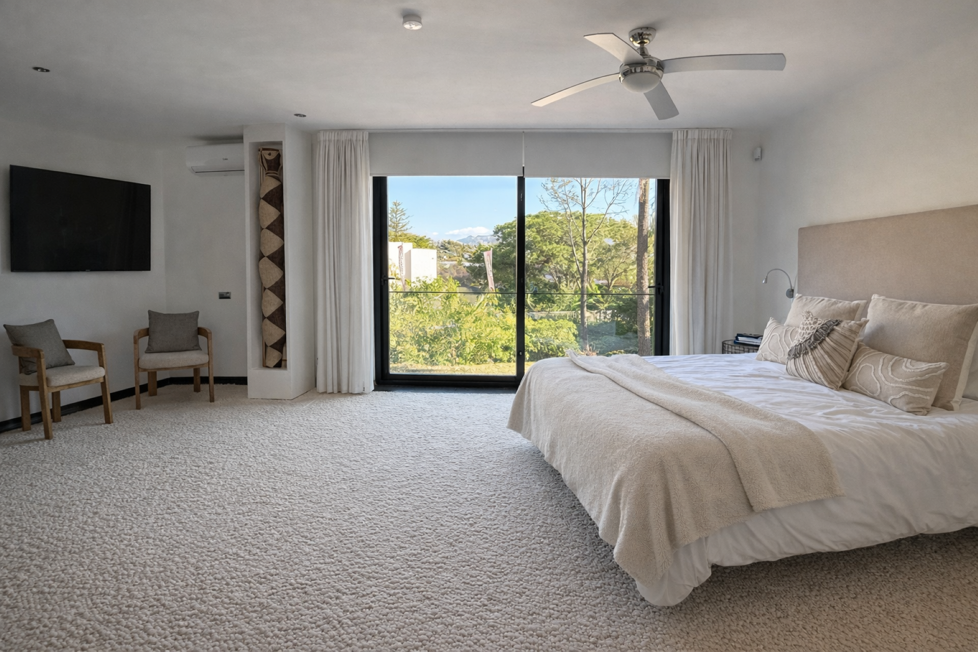 Spectacular contemporary 5 bedroom villa in Las Brisas