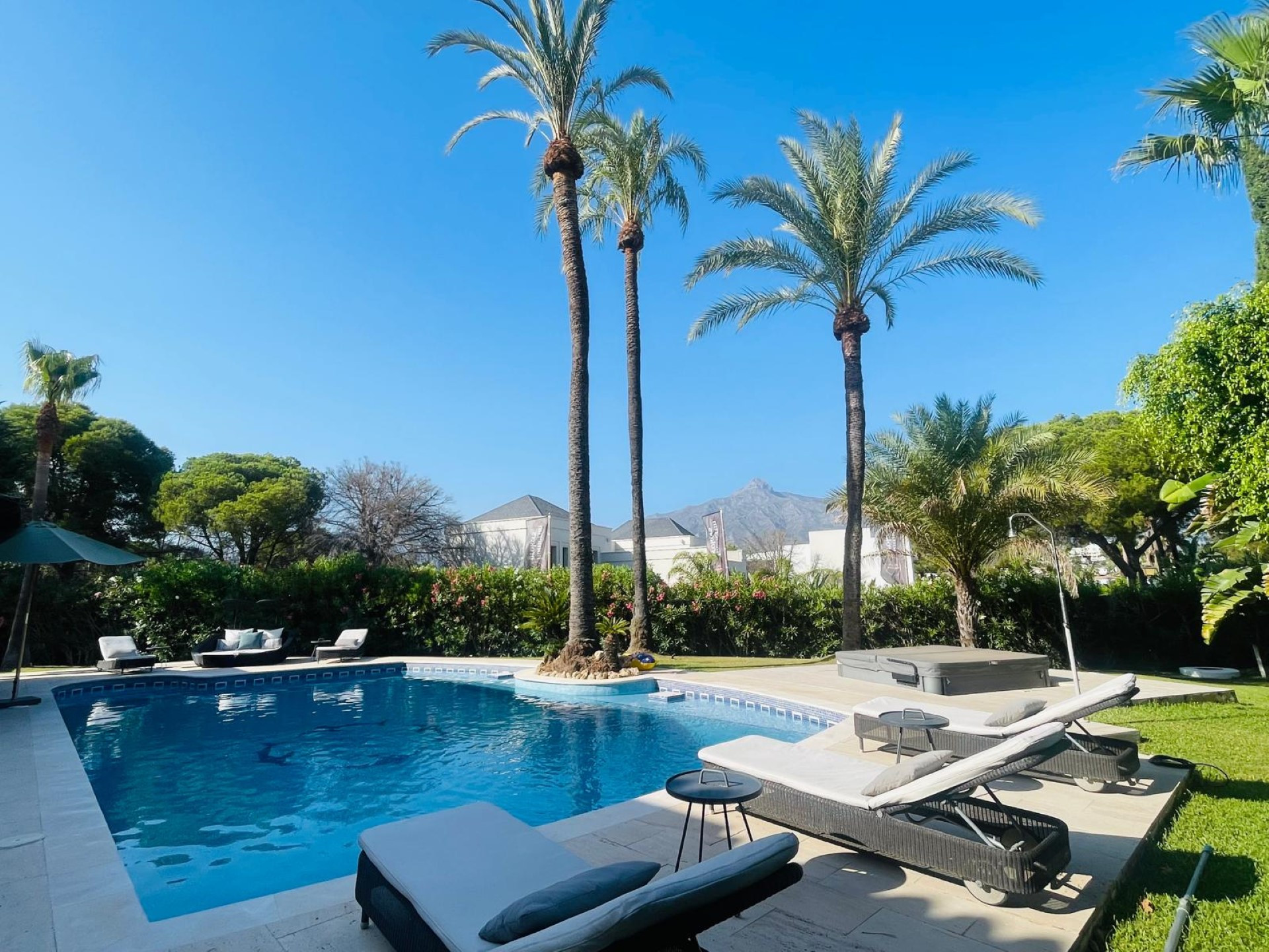 Spectacular contemporary villa for sale and rent in Las Brisas