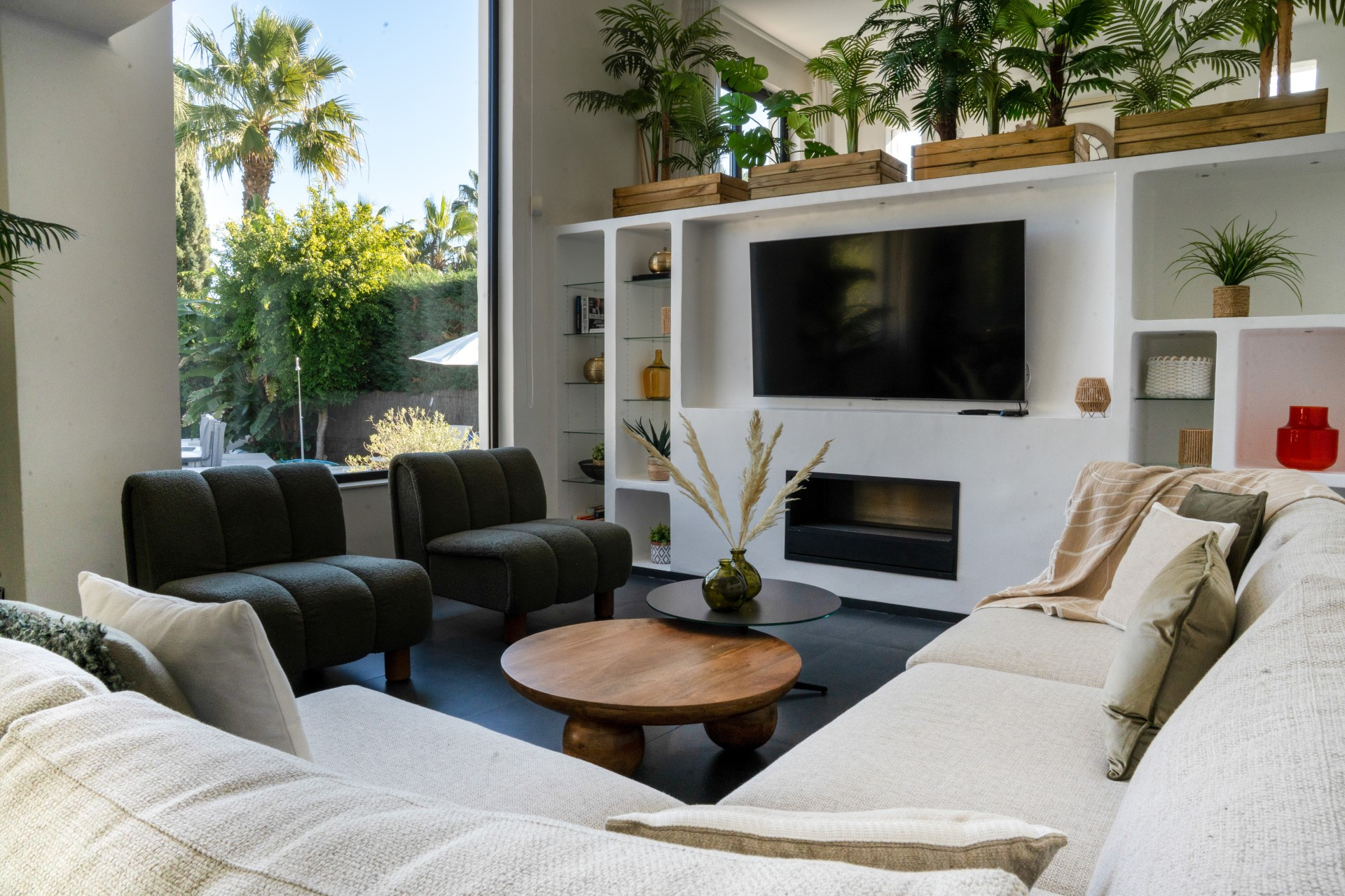 Spectacular contemporary 5 bedroom villa in Las Brisas