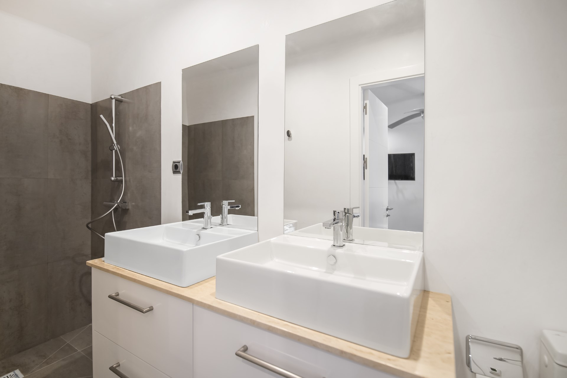 Spectacular contemporary 5 bedroom villa in Las Brisas