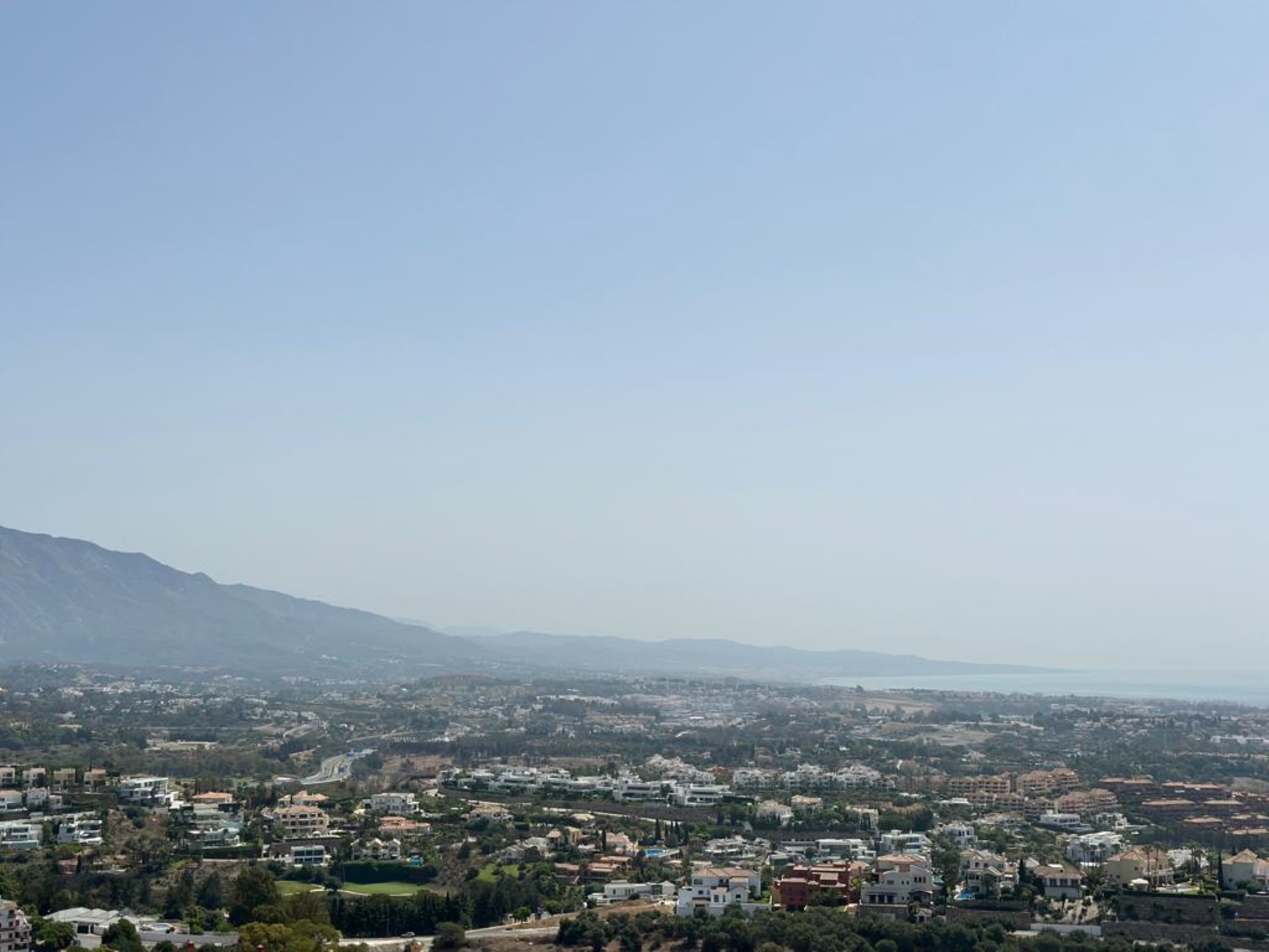 Adosada de lujo de 4 dormitorios con vistas excepcionales en Marbella Views, Benahavis