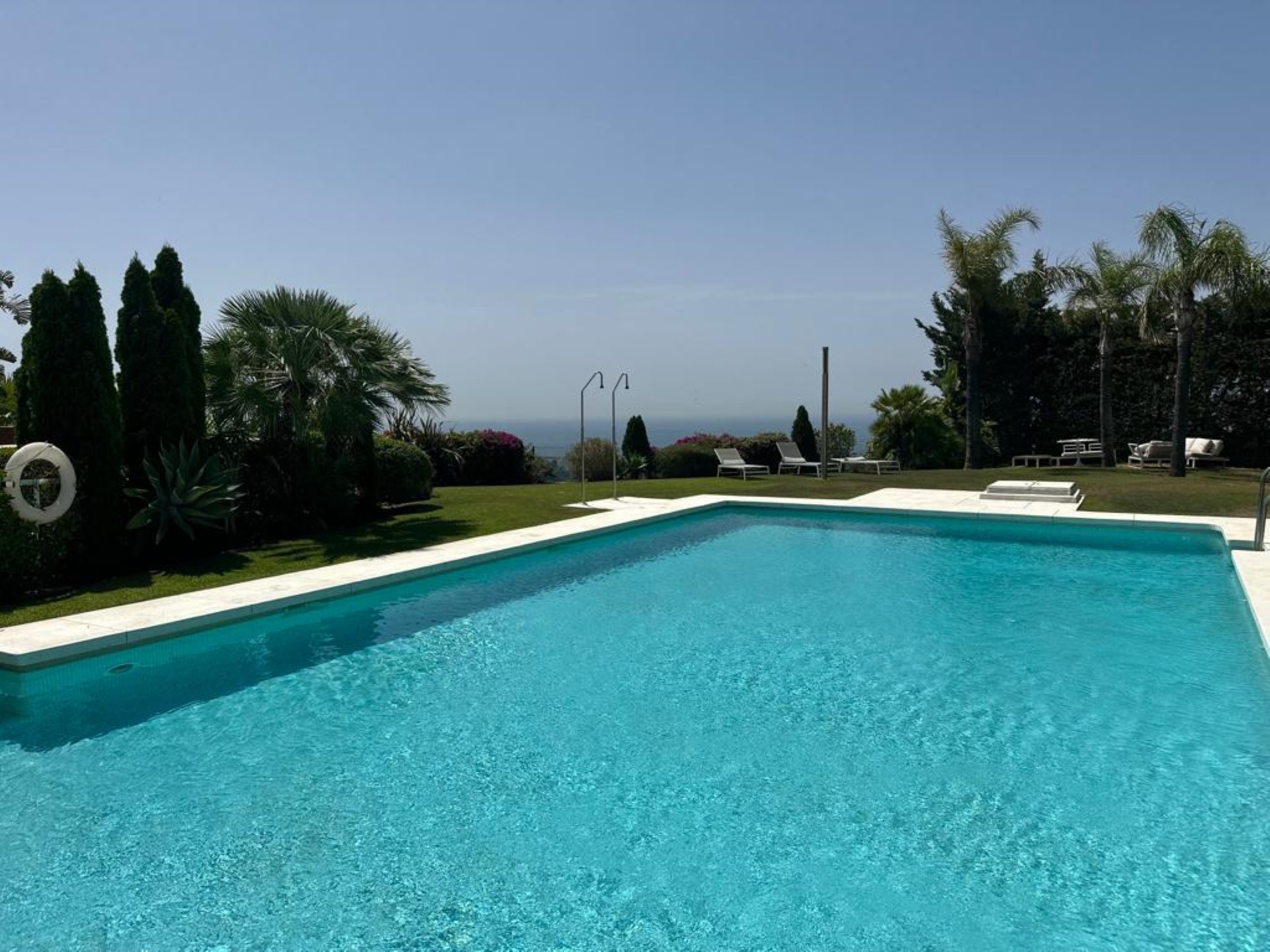 Adosada de lujo de 4 dormitorios con vistas excepcionales en Marbella Views, Benahavis