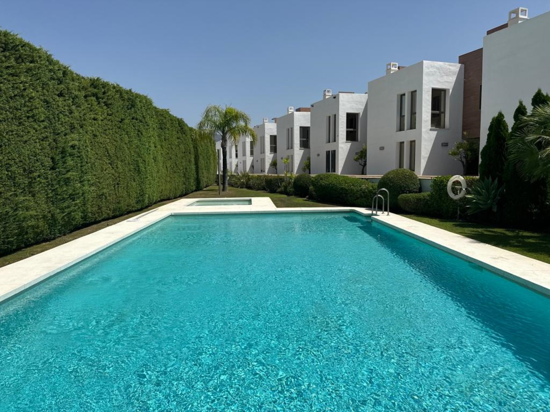 Adosada de lujo de 4 dormitorios con vistas excepcionales en Marbella Views, Benahavis