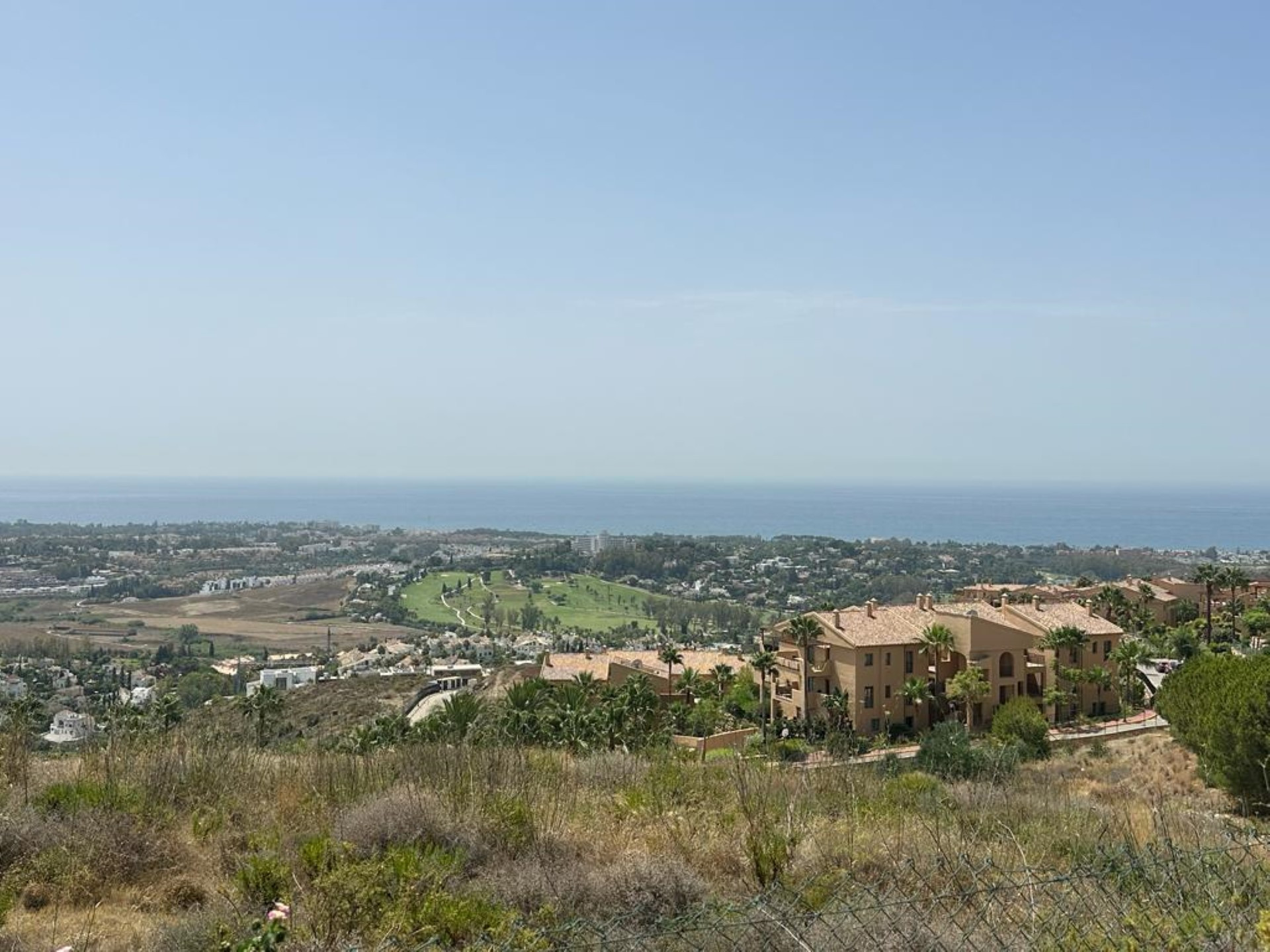 Adosada de lujo de 4 dormitorios con vistas excepcionales en Marbella Views, Benahavis