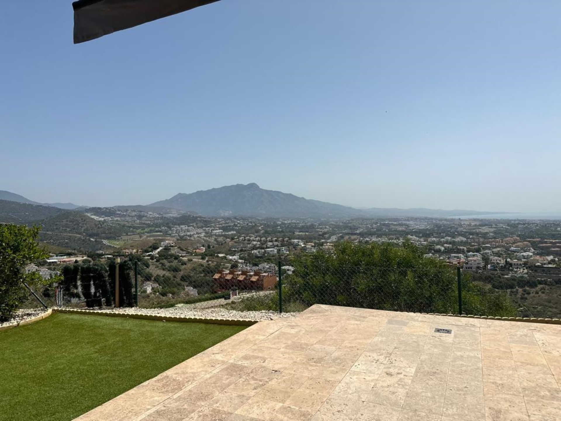 Adosada de lujo de 4 dormitorios con vistas excepcionales en Marbella Views, Benahavis