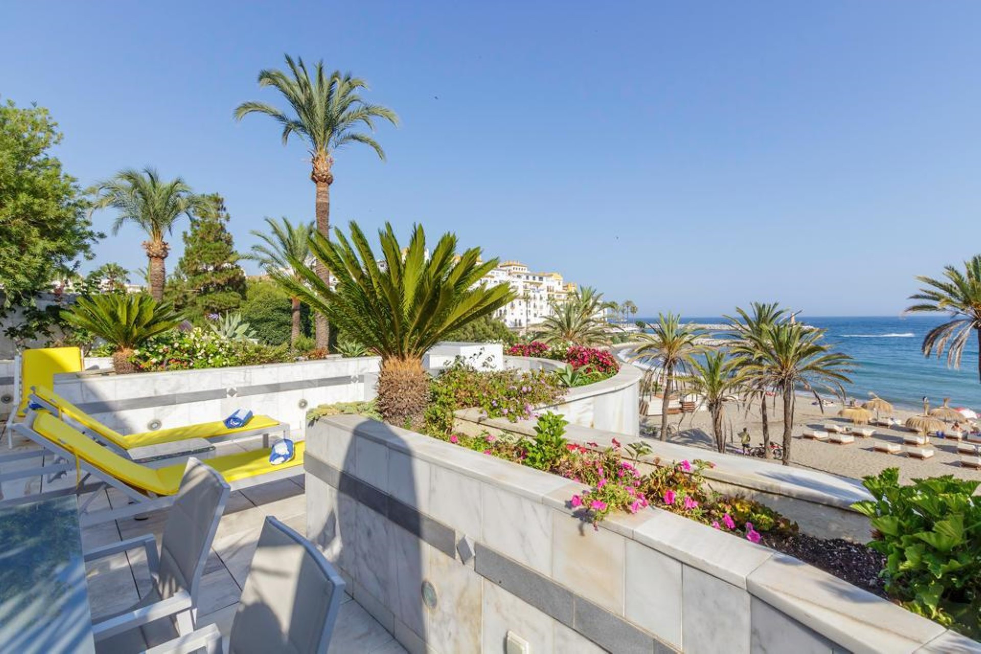 Luxurious frontline beach property in Gray D'Albion in Puerto Banus