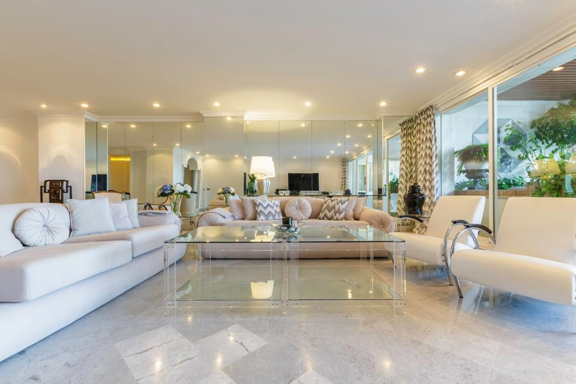 Luxurious frontline beach property in Gray D'Albion in Puerto Banus