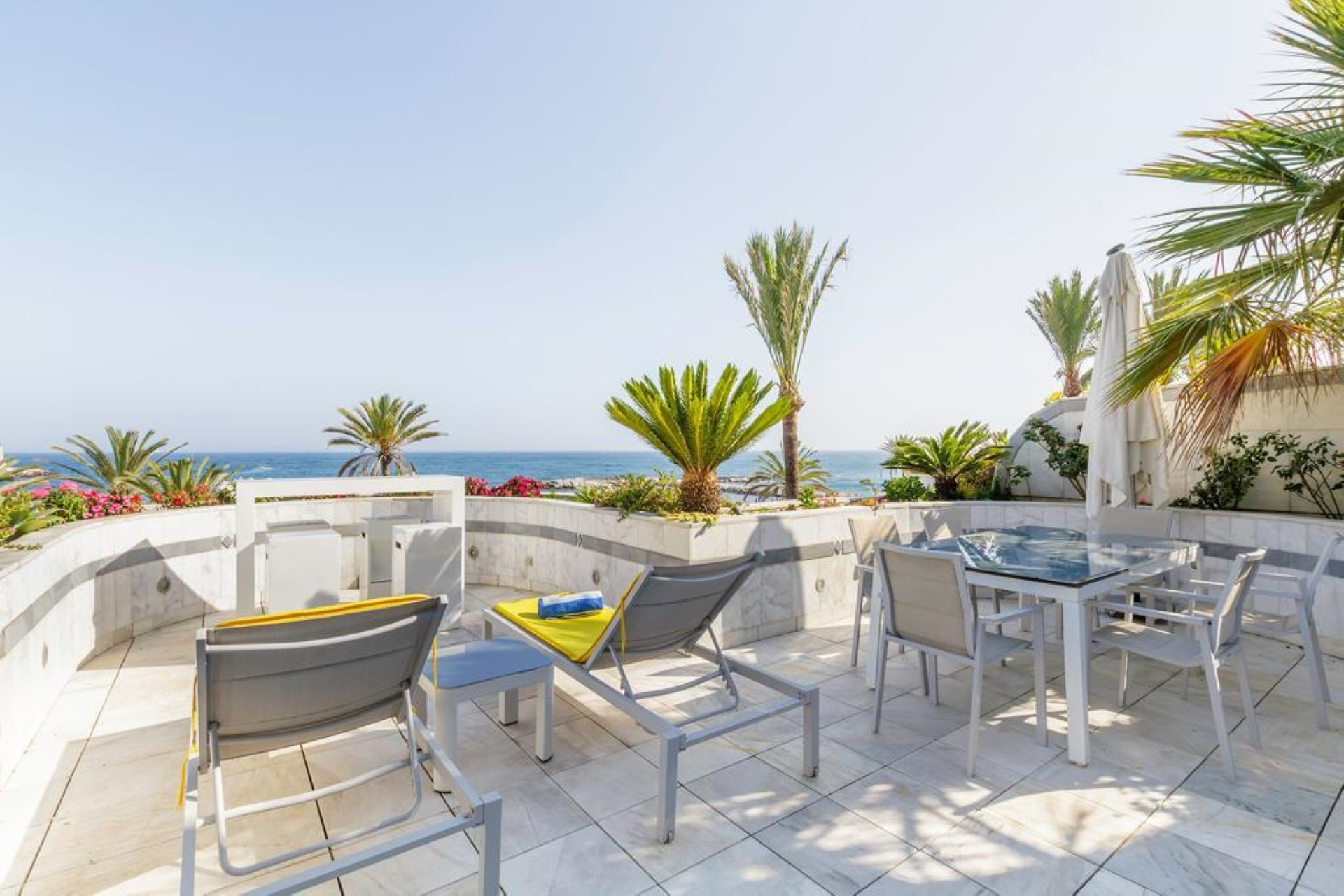 Luxurious frontline beach property in Gray D'Albion in Puerto Banus