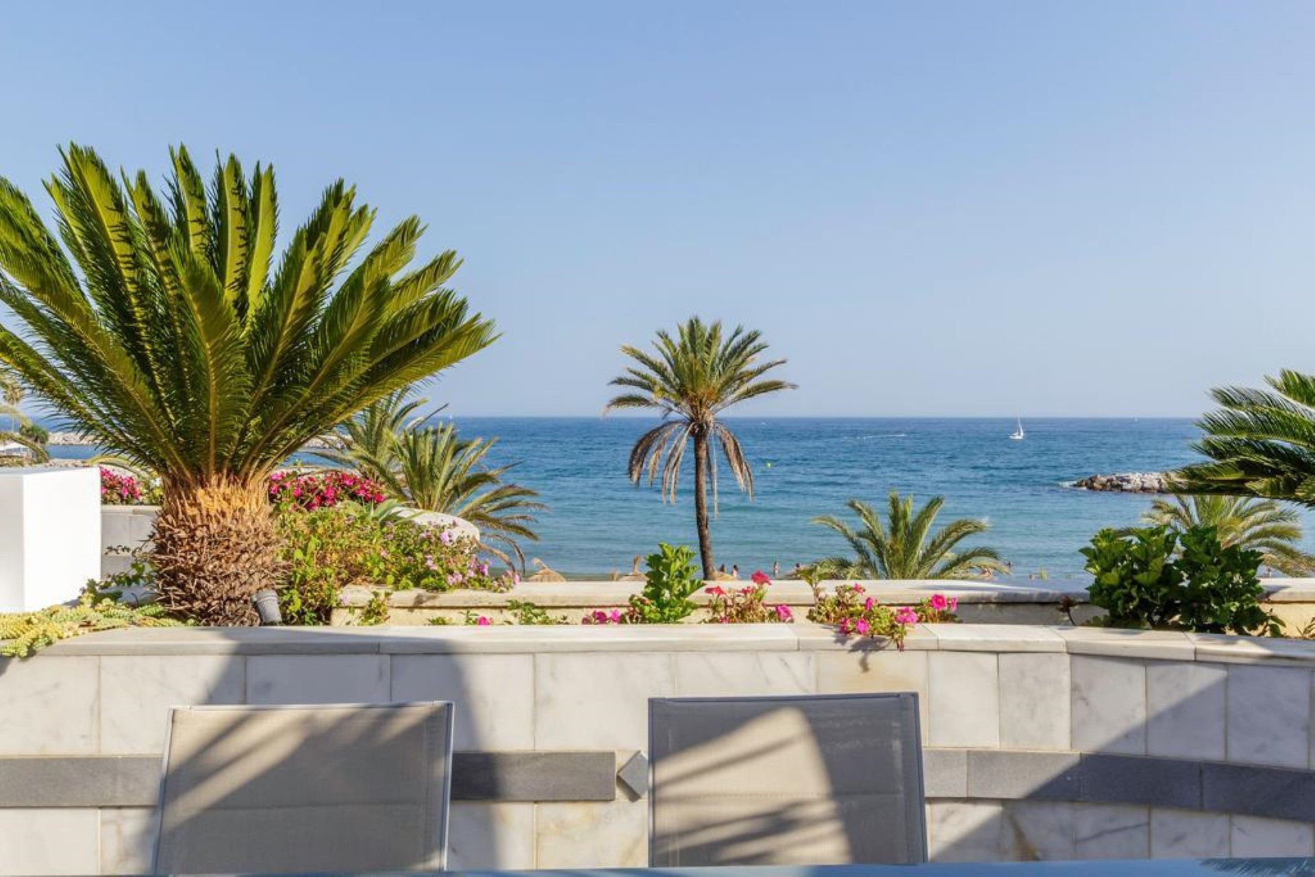 Luxurious frontline beach property in Gray D'Albion in Puerto Banus