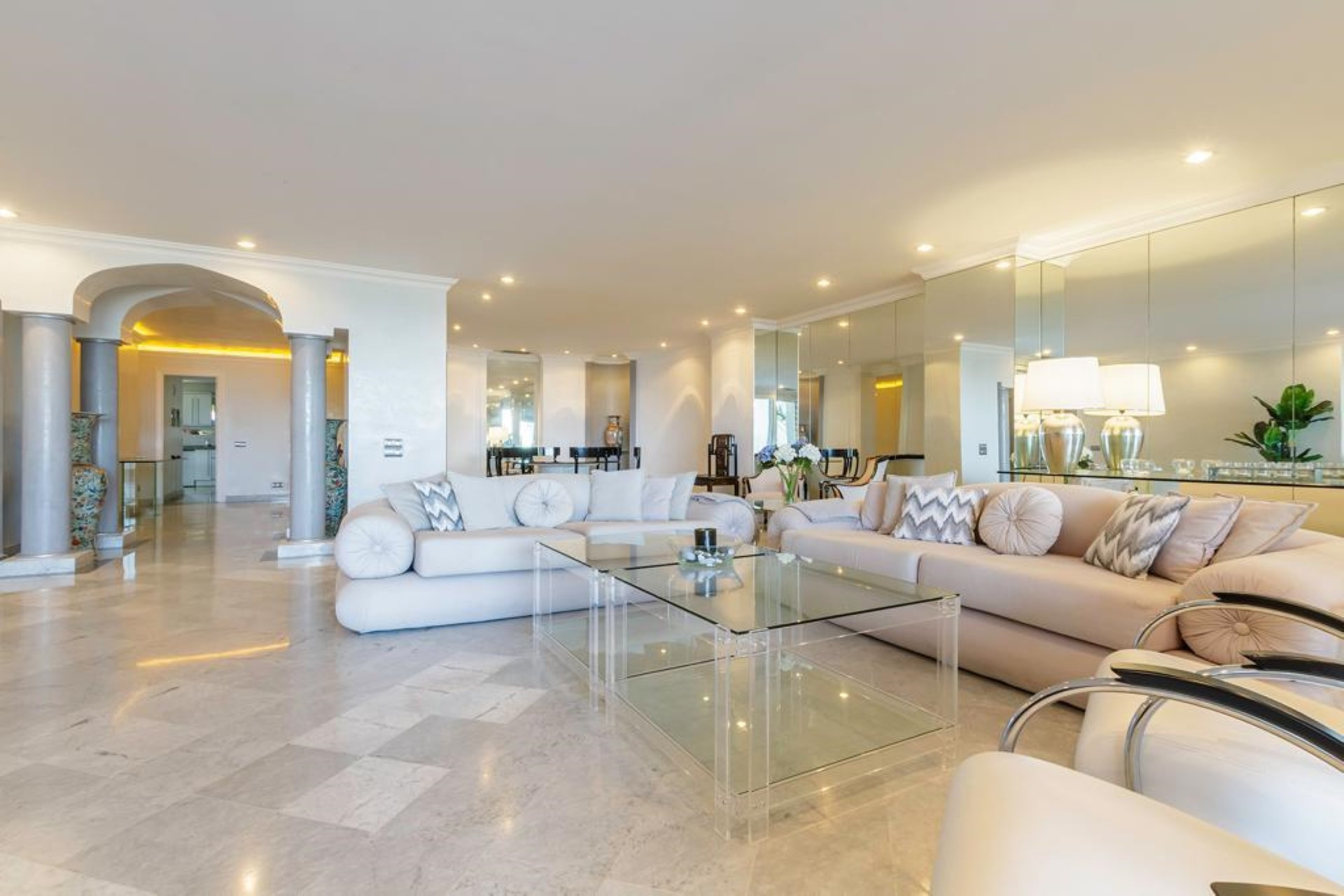 Luxurious frontline beach property in Gray D'Albion in Puerto Banus