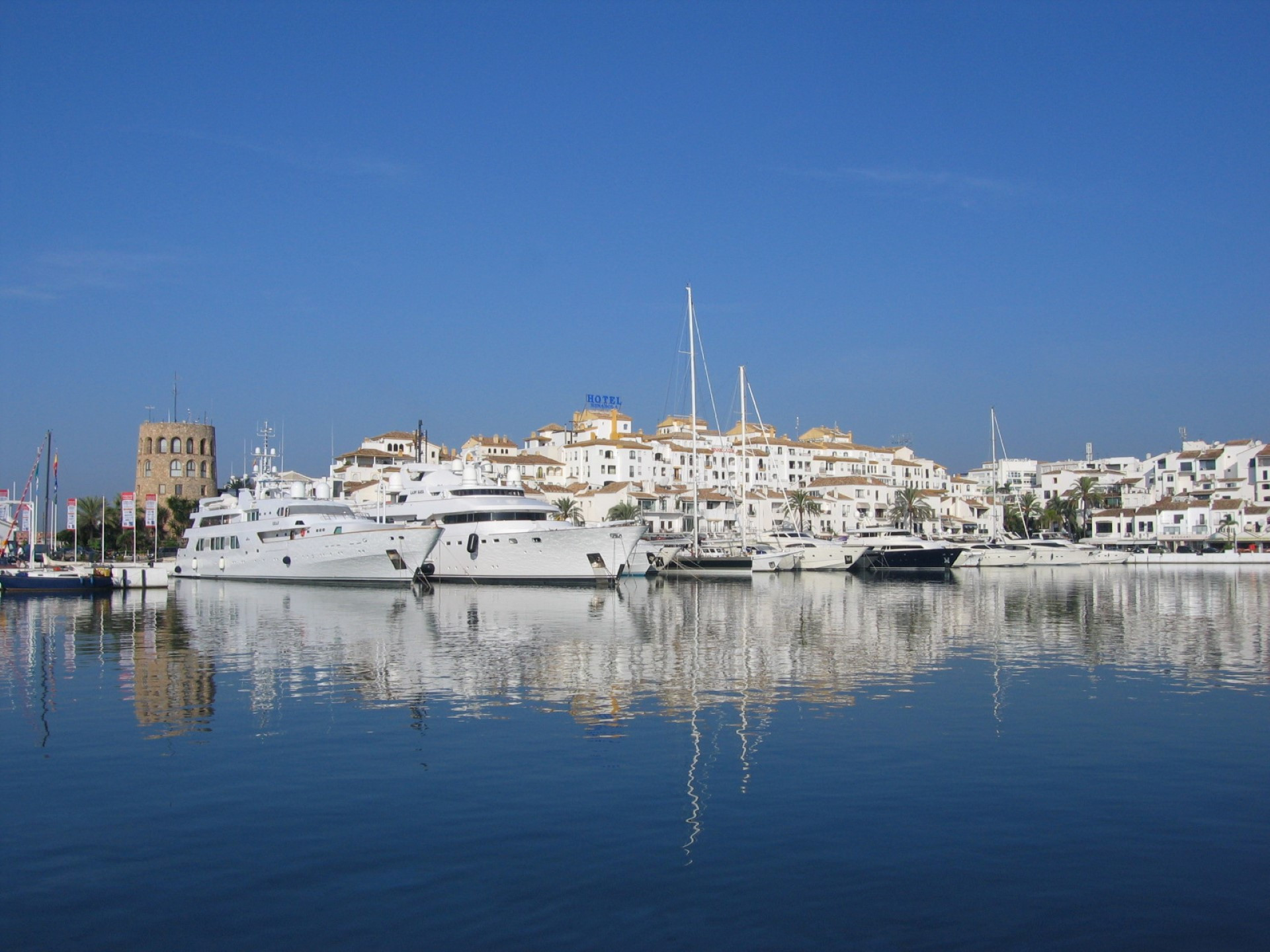 Attractive and bright 2 bedroom apartment in Puerto Banus marina