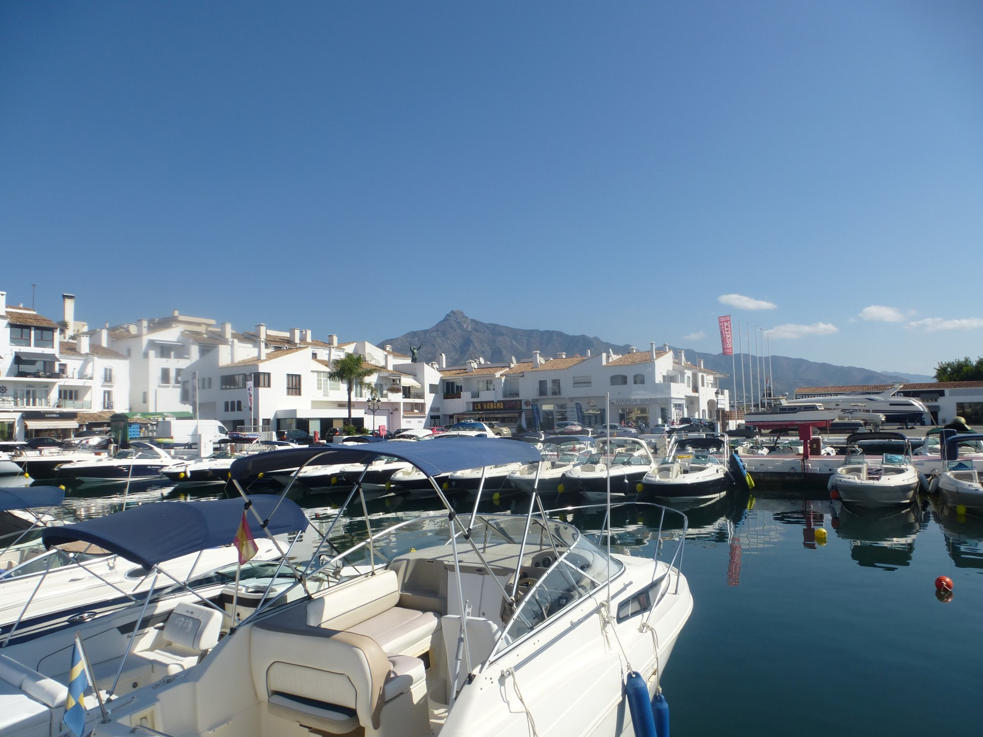 Attractive and bright 2 bedroom apartment in Puerto Banus marina