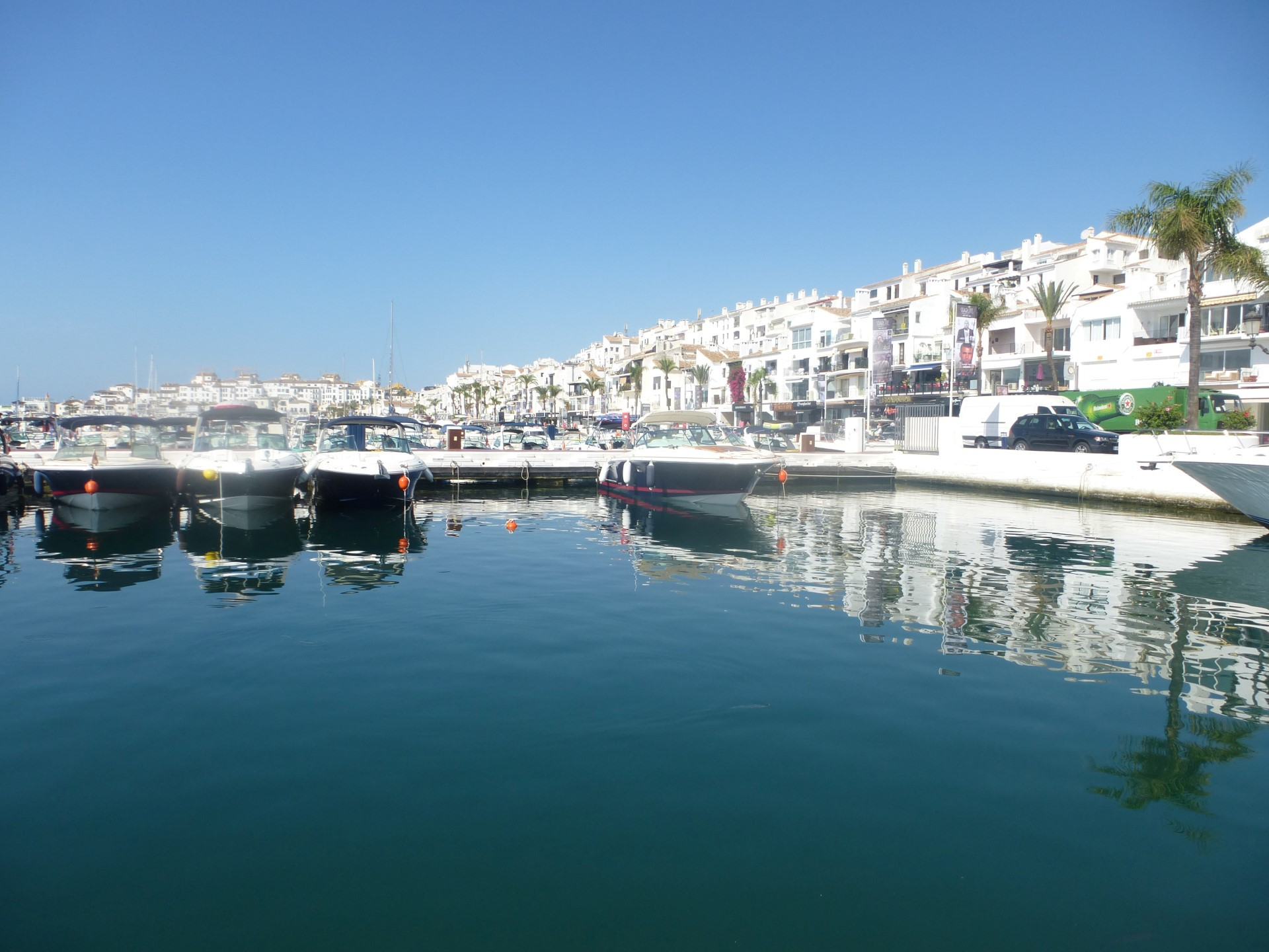 Attractive and bright 2 bedroom apartment in Puerto Banus marina